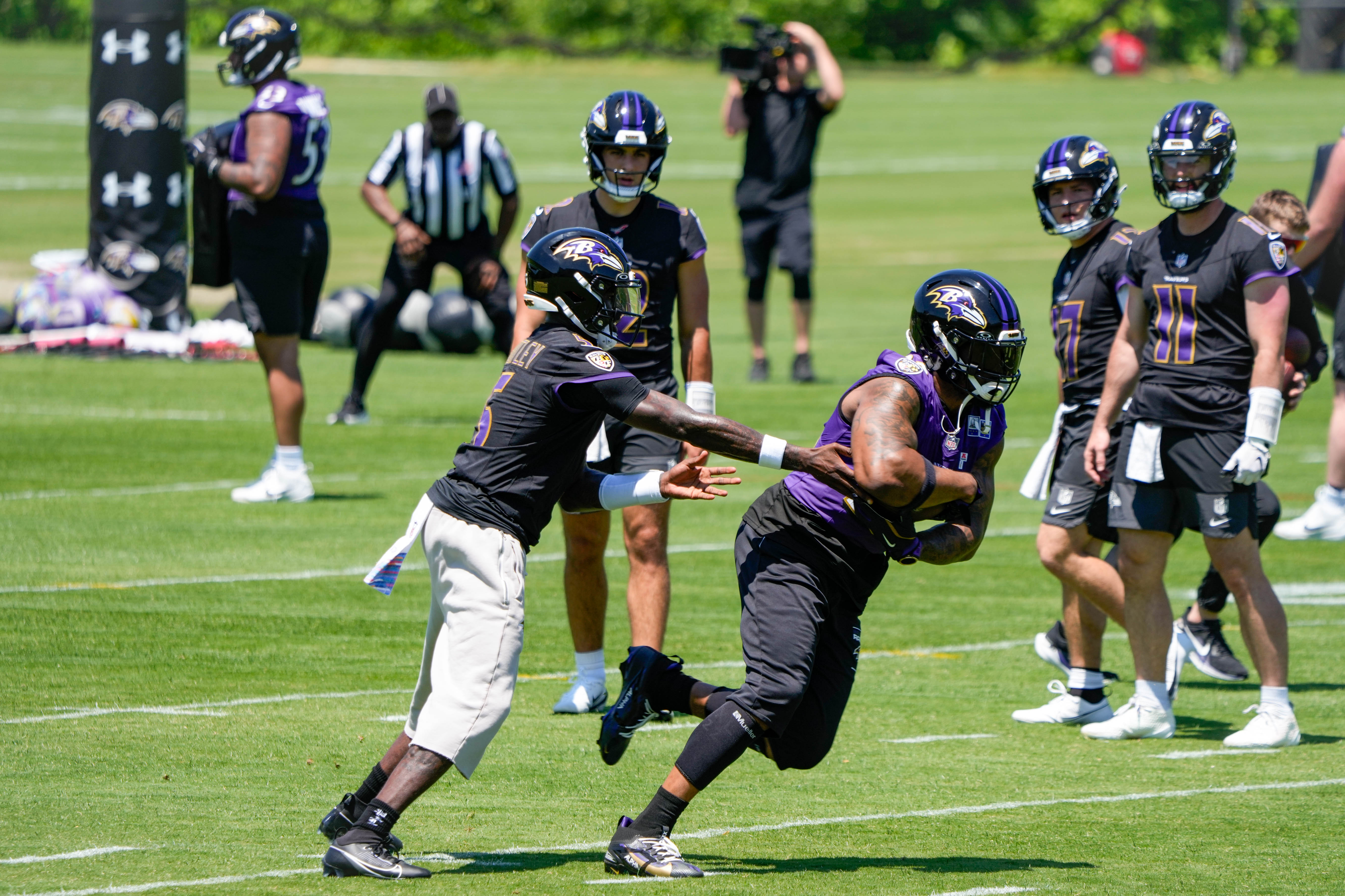 Ravens practice report: Injury scare, interception and medicine balls highlight OTAs