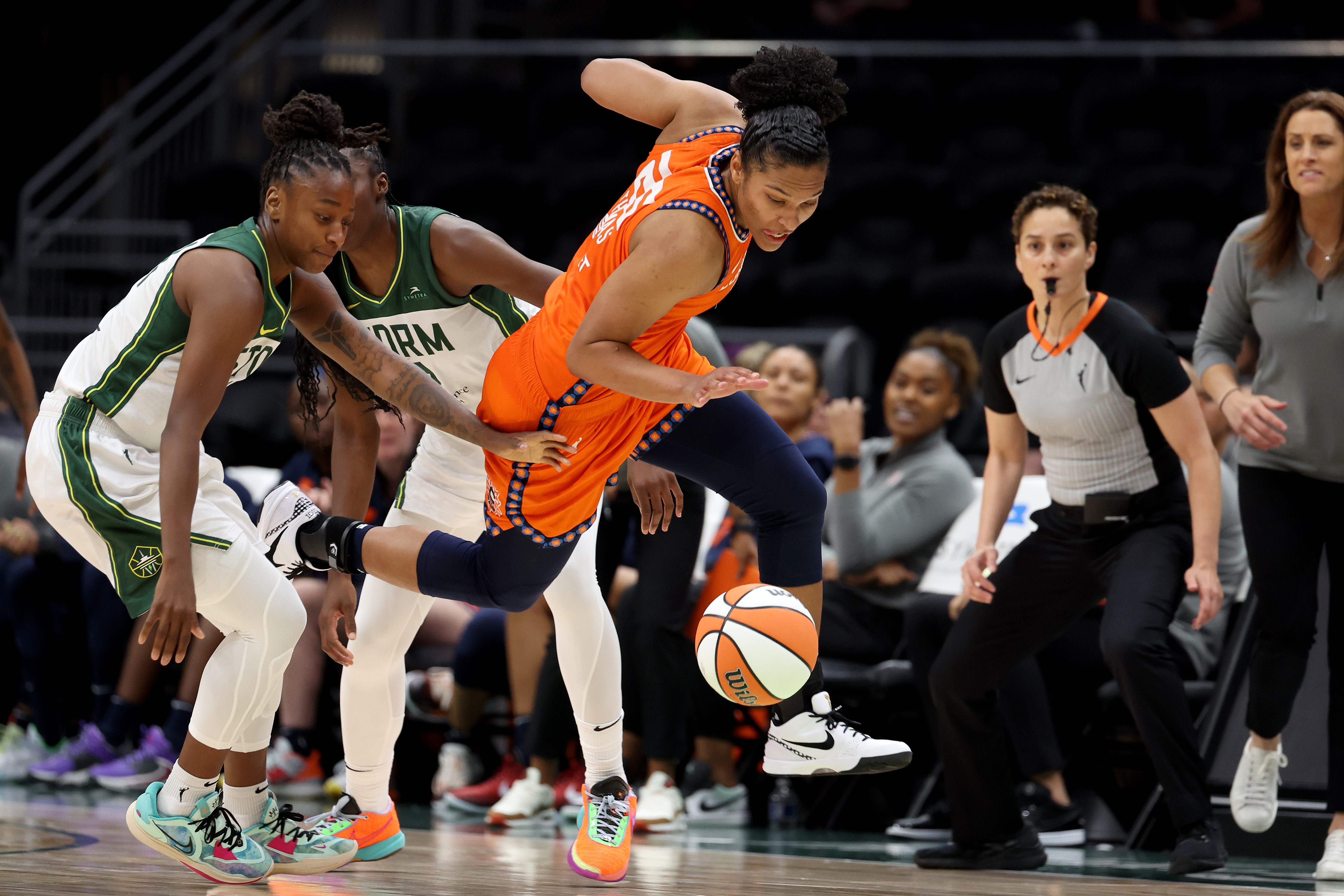 Candace Parker breaks WNBA record with 3rd career triple-double