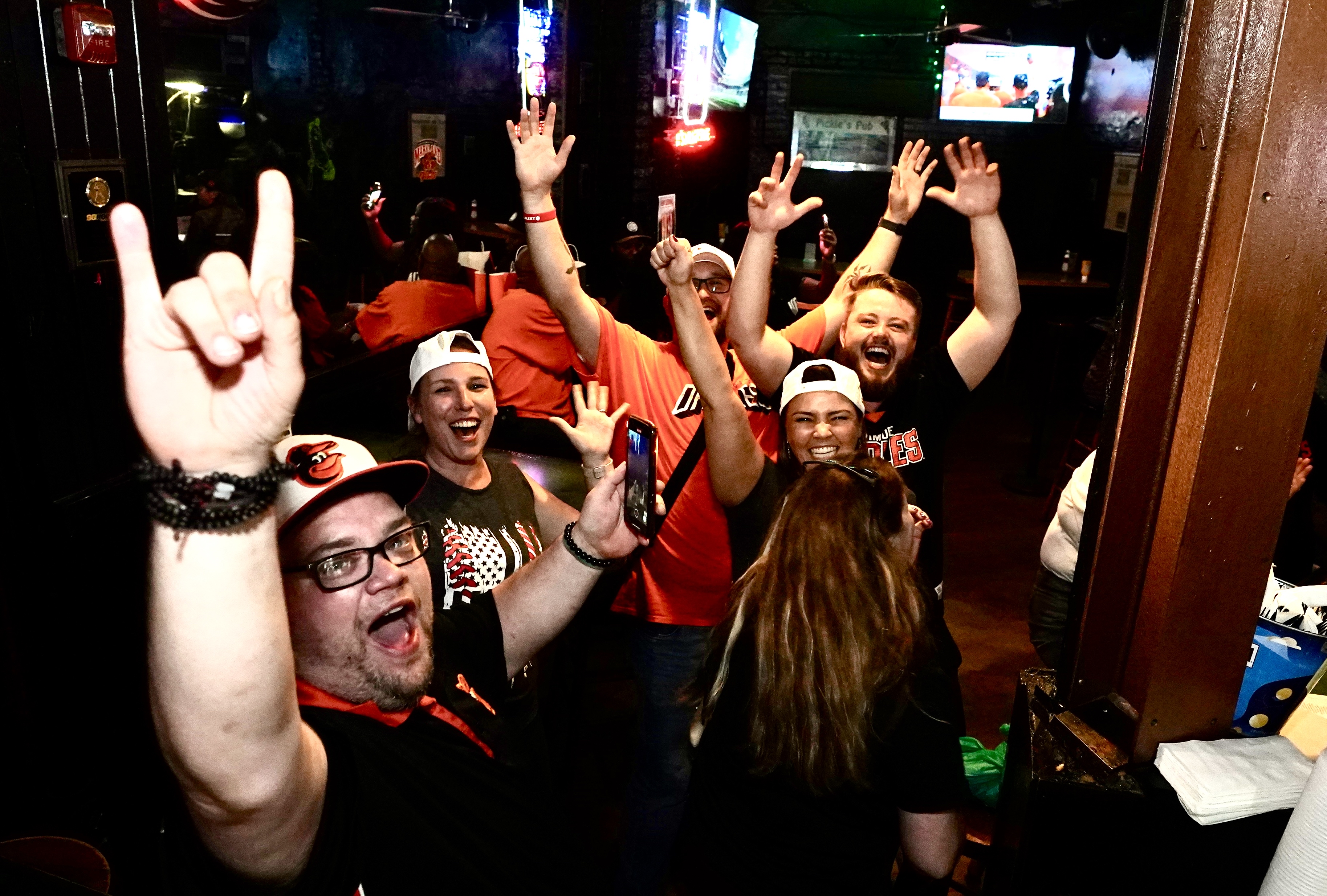 Jones celebrates with O's fans after clinching East 