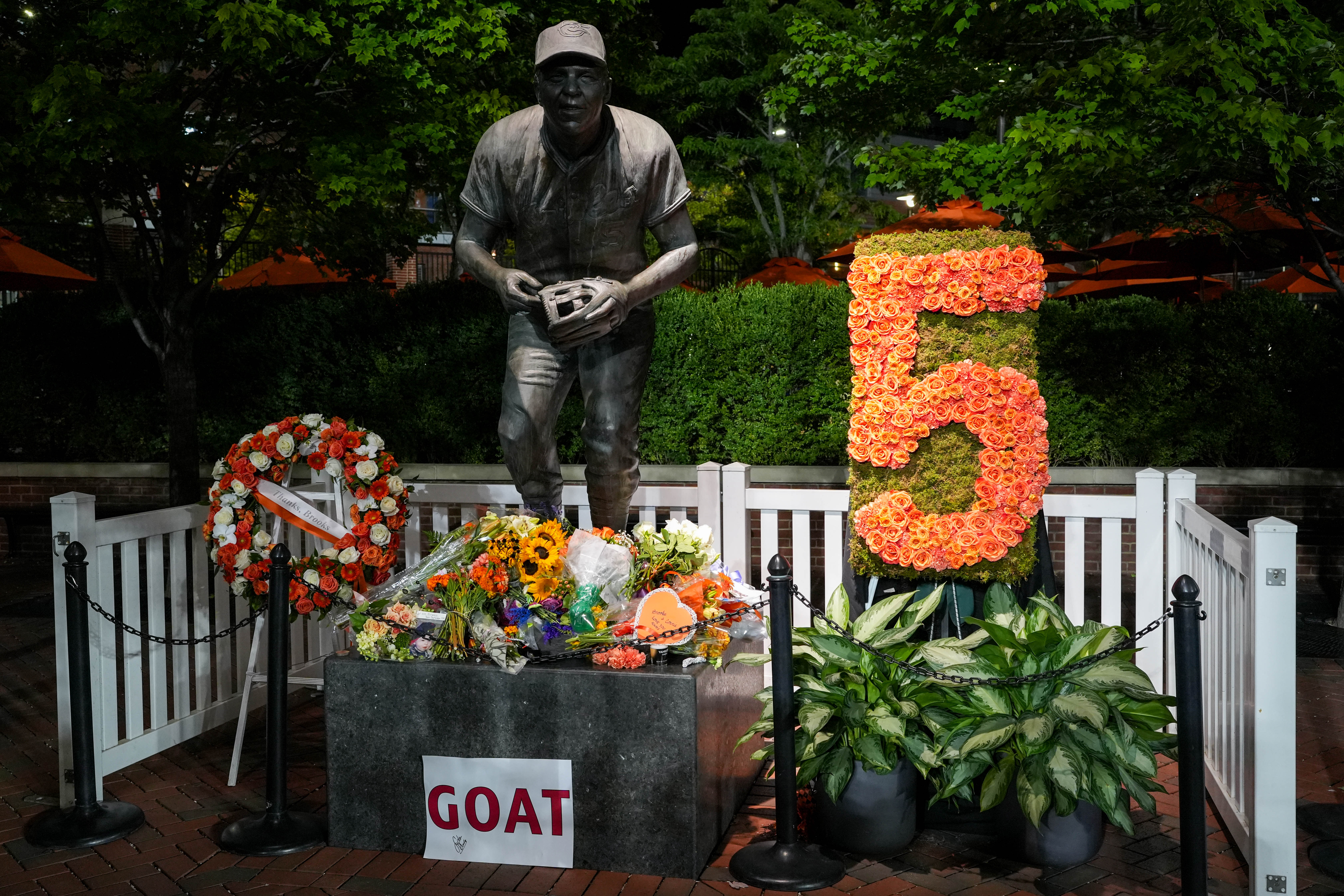 Orioles honor Brooks Robinson in memorial today at Camden Yards