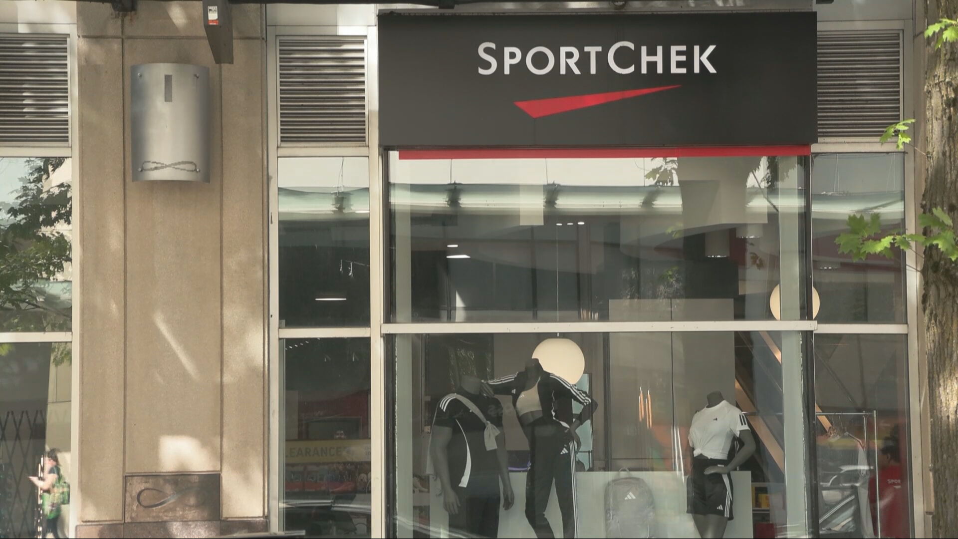 Former Vancouver Sportchek worker says she was fired after trying to stop shoplifter