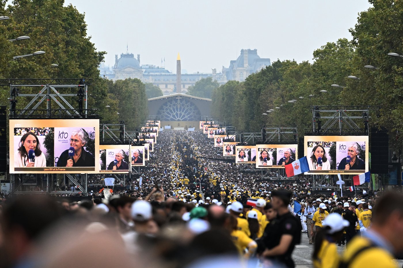 Pope Leo draws 800,000 people to central Paris for open-air Mass on iconic square