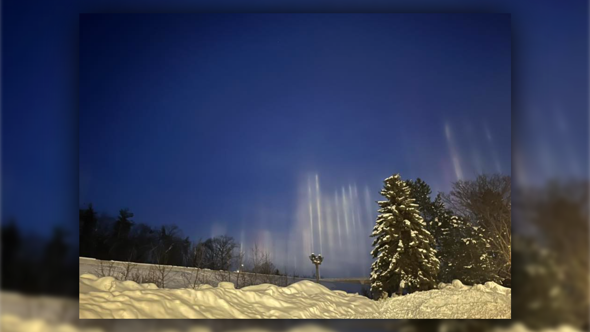 Rare light pillars dazzle over Barrie, Ont.