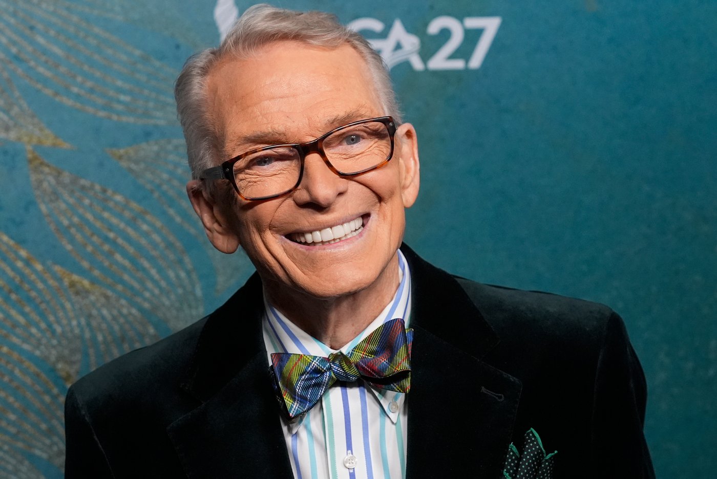 Bob Mackie, the fashion designer who defined glamour for the '70s, dies at 87