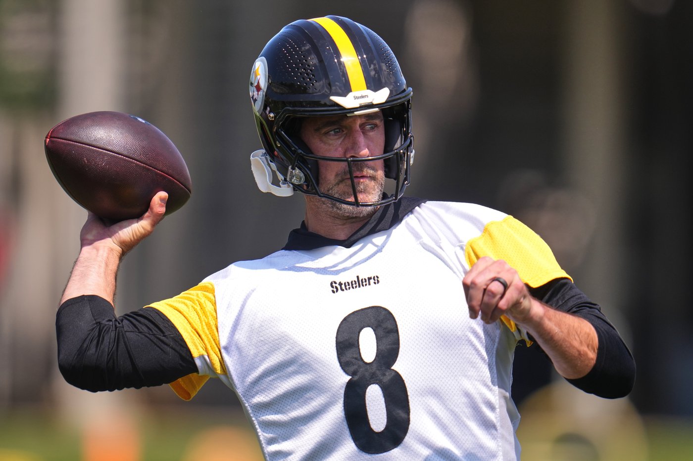 Giants trade back into first round to take Mississippi quarterback