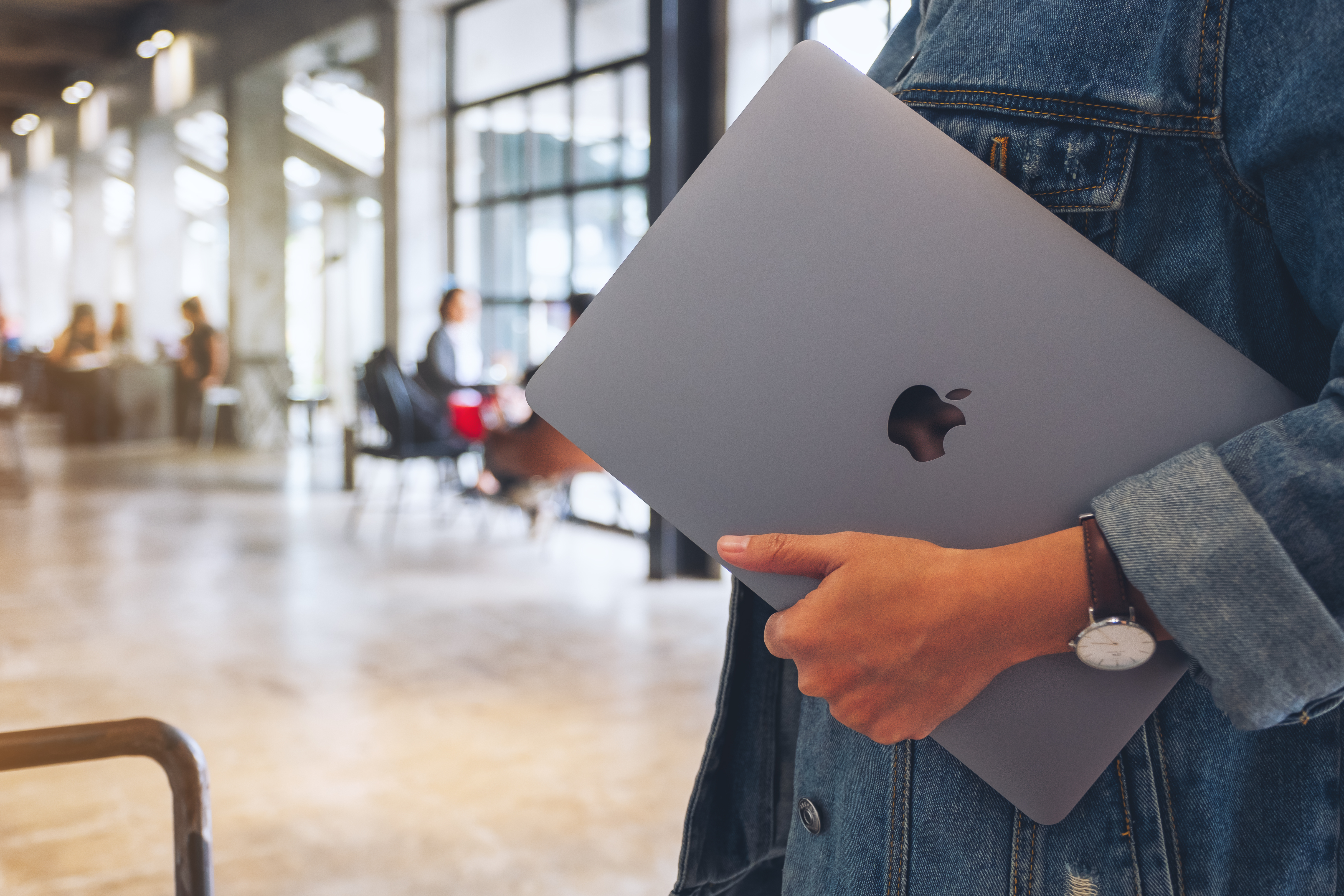 Apple ordered to pay B.C. woman $2K for cracked MacBook screen 