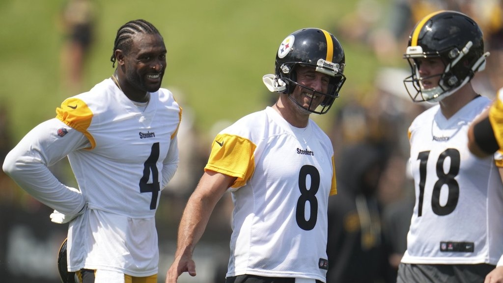 Aaron Rodgers is cutting through the noise to with Steelers