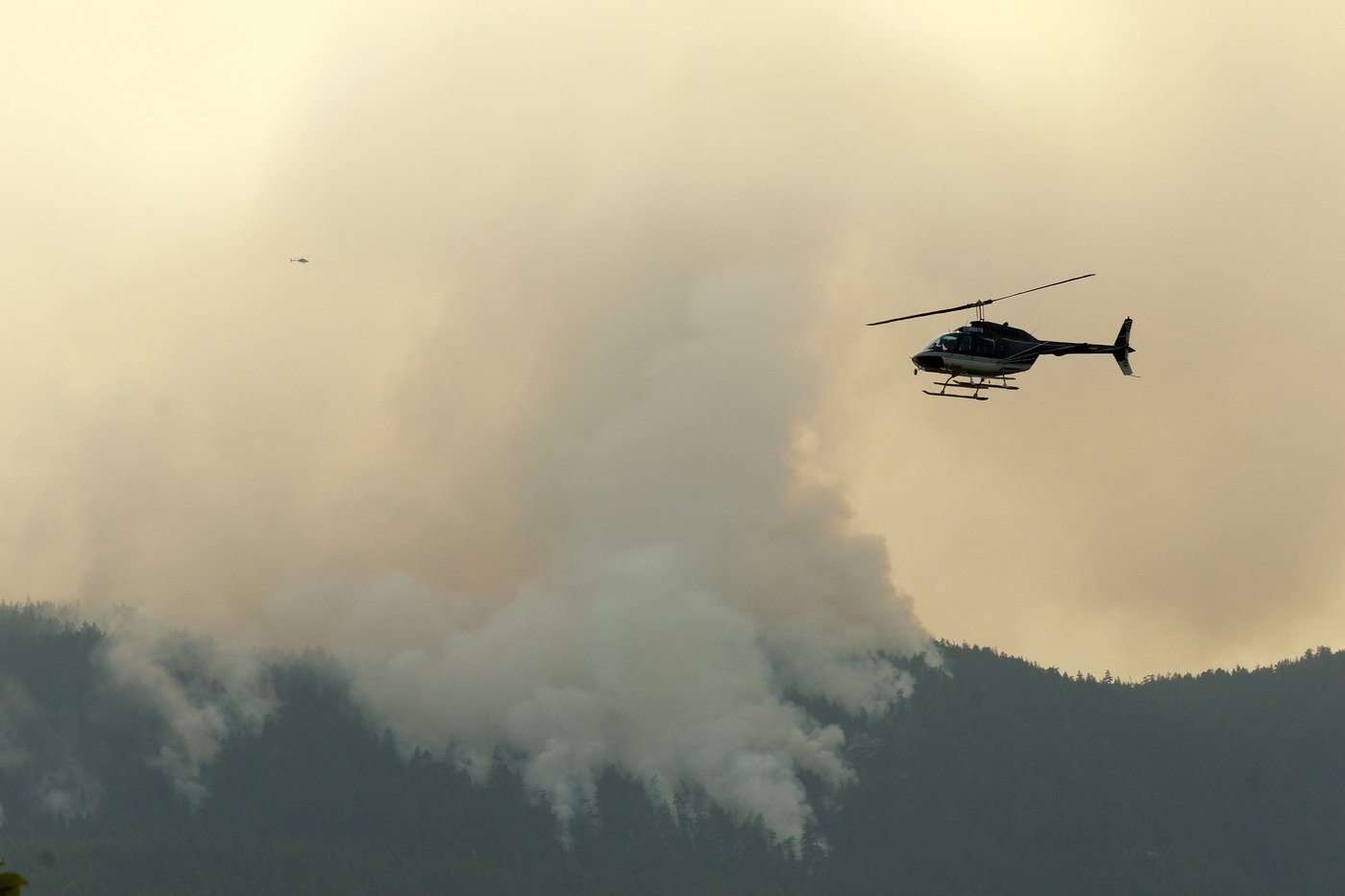 Lightning strikes down but more heat primes wildfires in B.C.: wildfire service