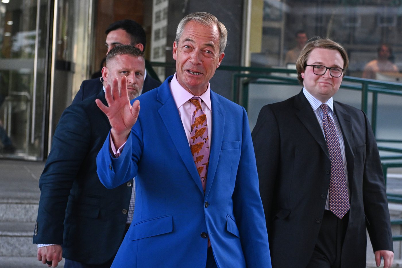 Nigel Farage vy-election: Count Binface makes a return