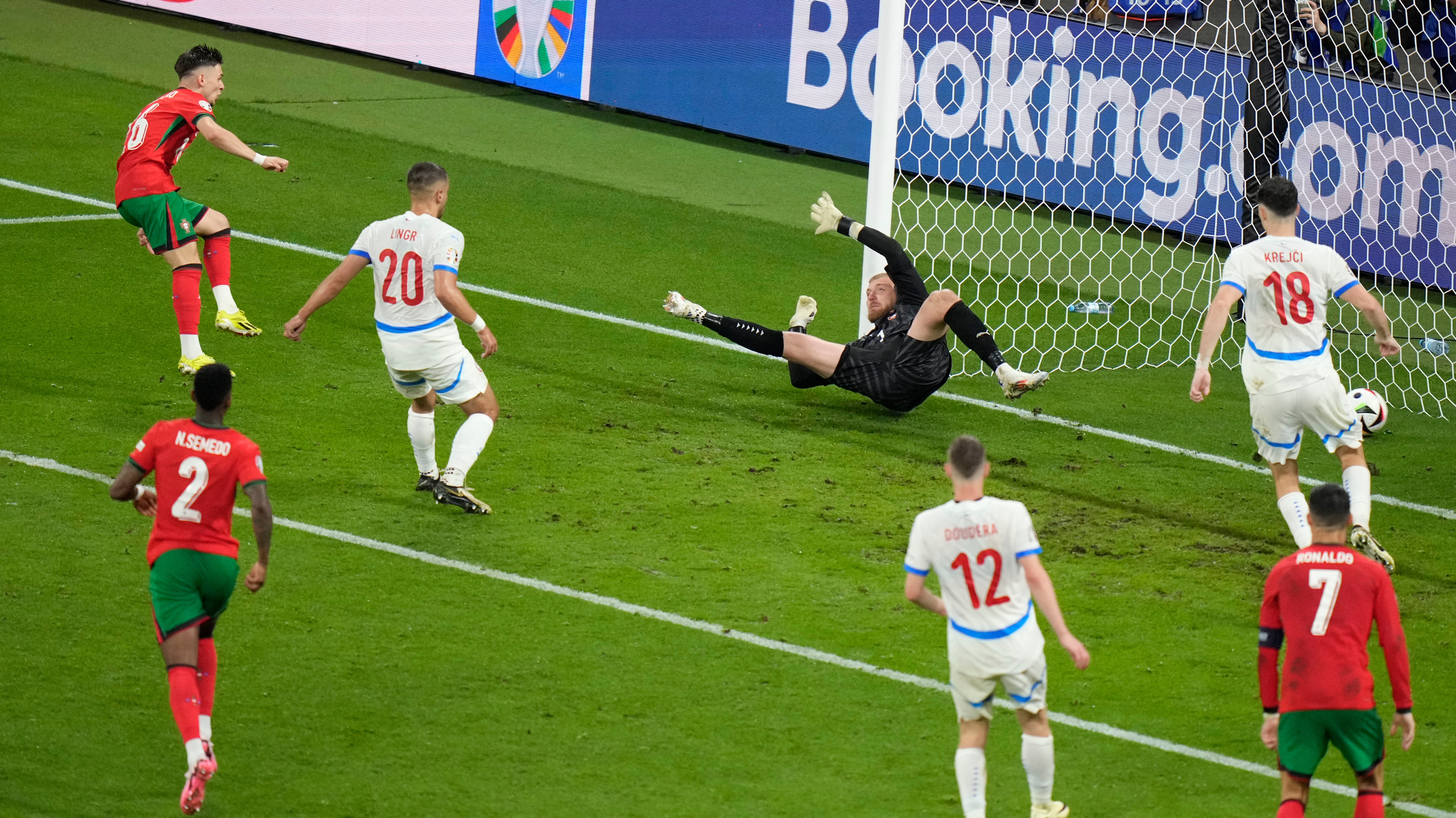 PETIT FANION 10*9 CM AS.CANNES Vs SC.SALGUEIROS PORTUGAL - 1/32 UEFA