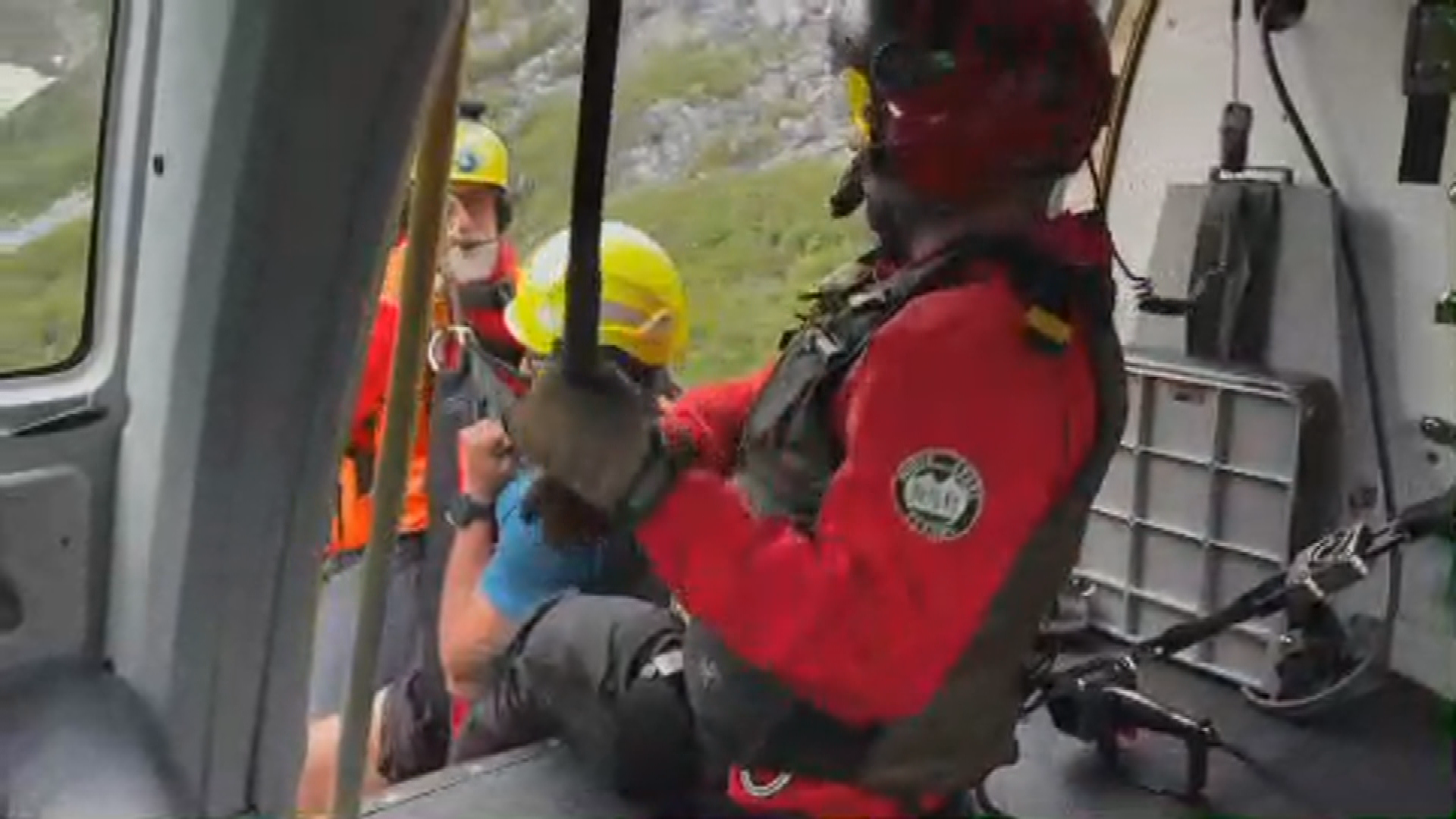 Lost trail runner rescued after finding cell service in remote area, North Shore Rescue says
