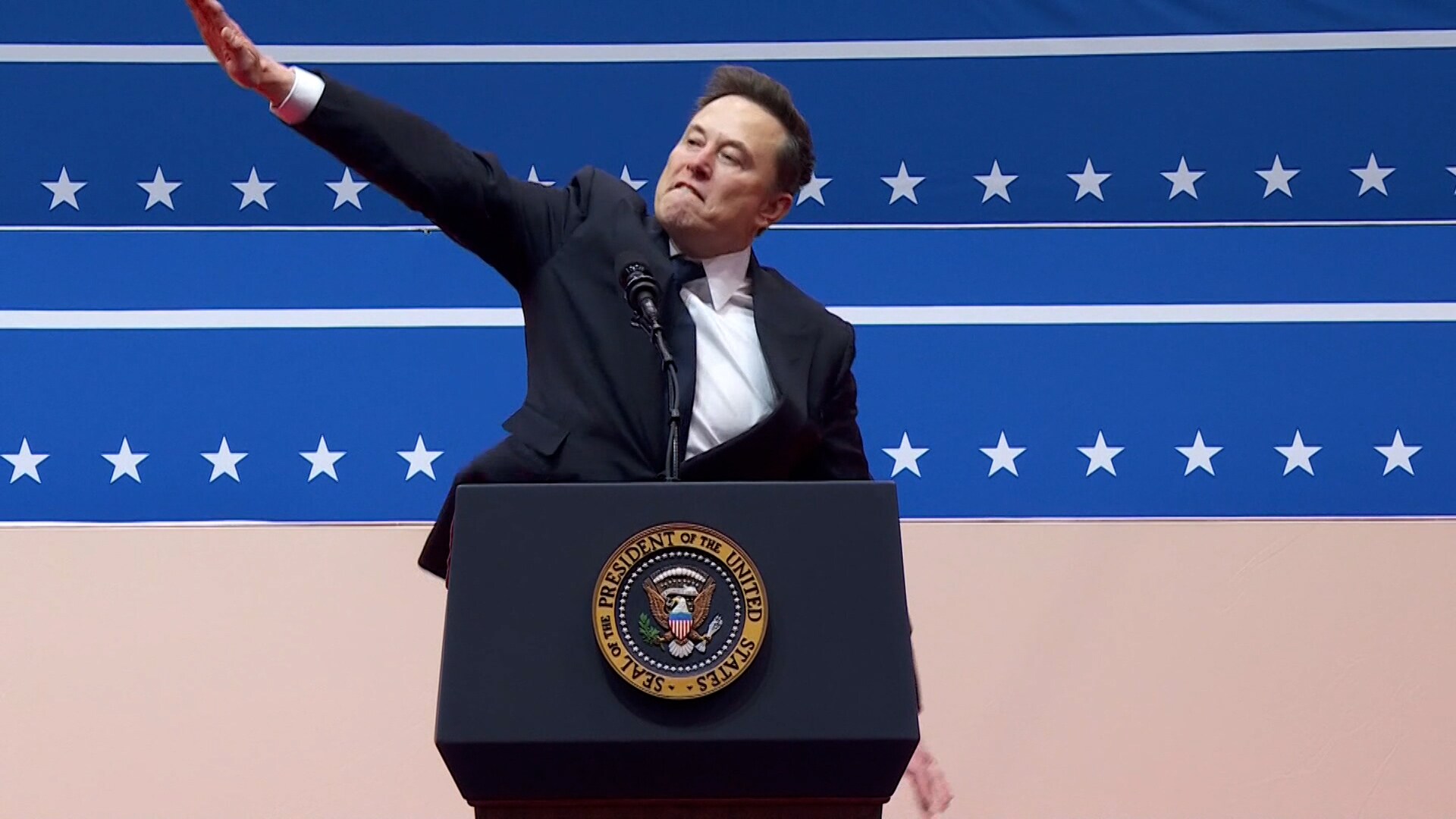 Un geste controversé d'Elon Musk lors de son discours fait réagir