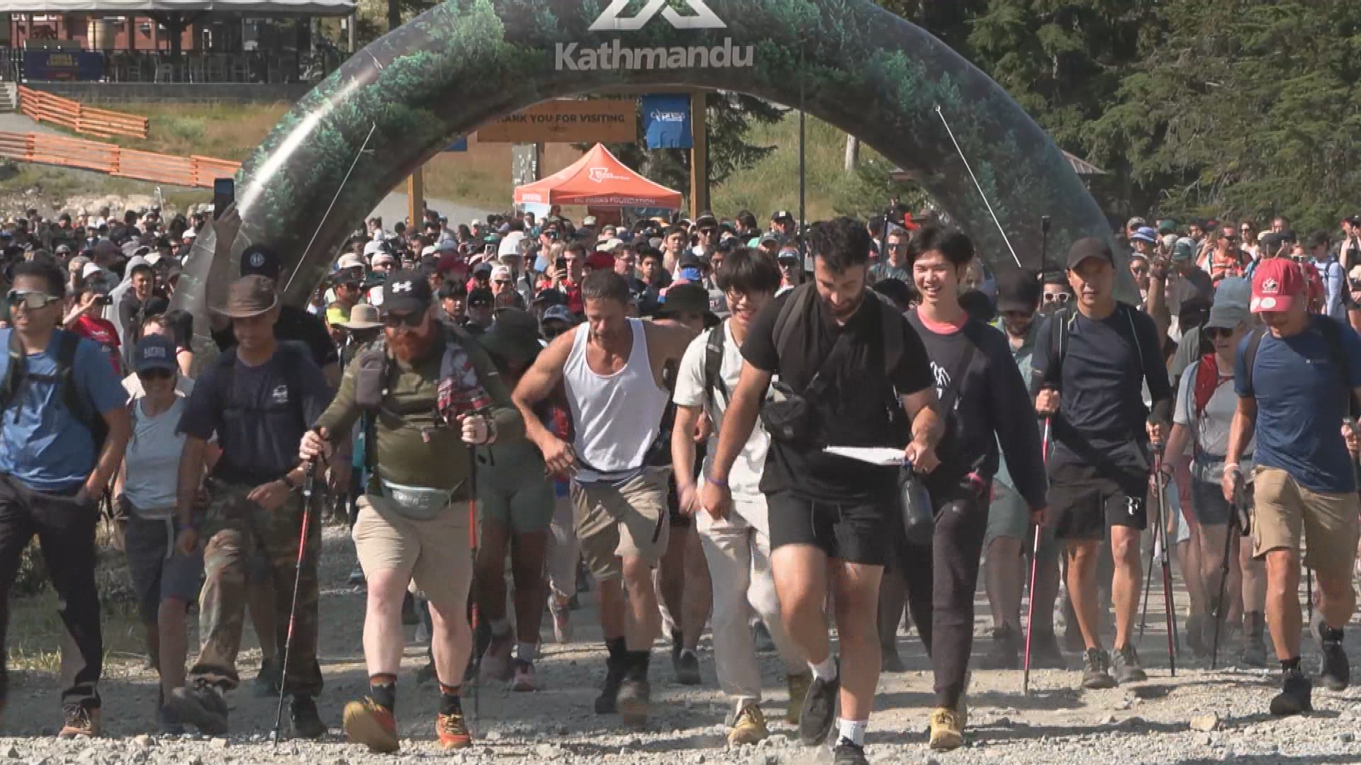 Huge crowd hikes up Metro Vancouver mountain to break Guinness World Record