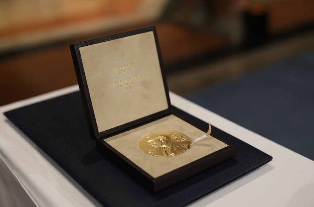 ¿Cuánto dinero recibe un ganador del Premio Nobel en 2026 y cómo se reparte si hay varios ganadores?