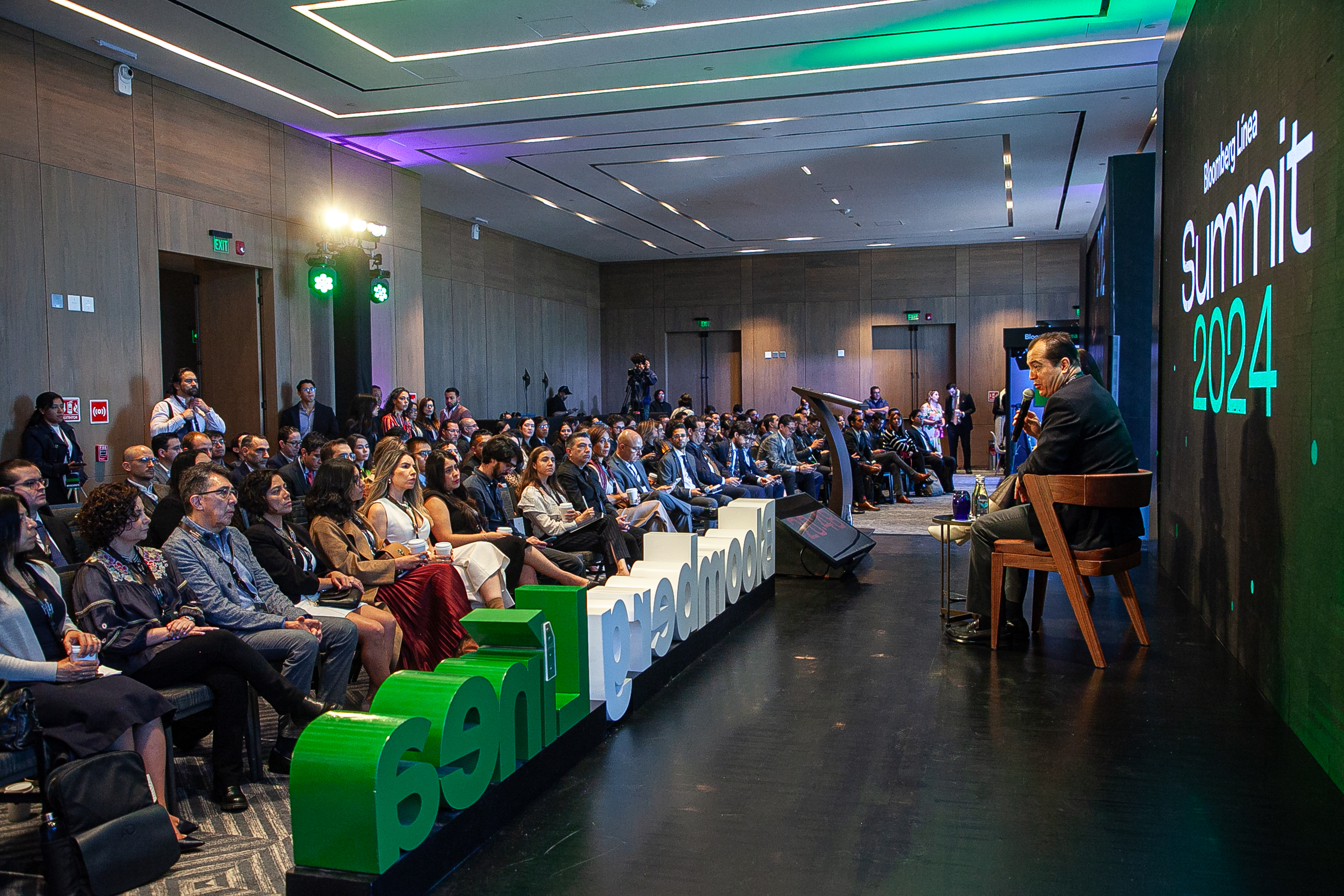 Bloomberg Línea Summit · Galería 12