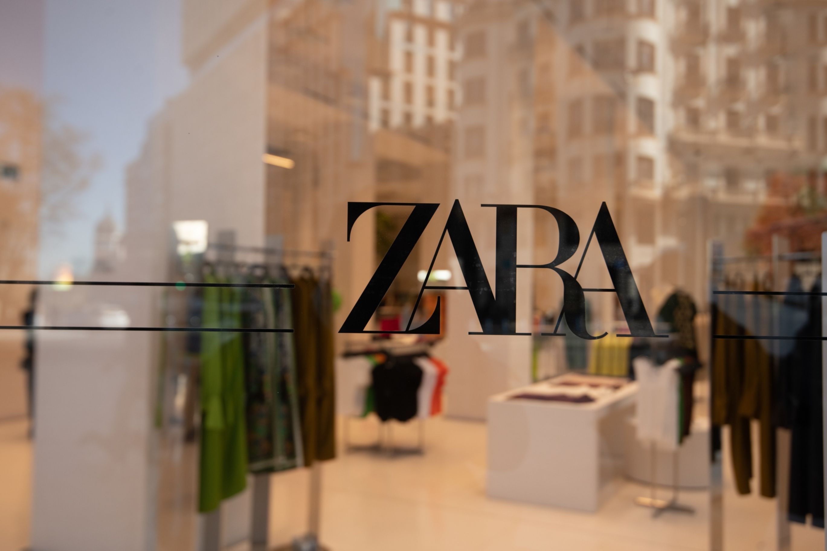 Zara estreia em Londres um novo formato físico para compras online