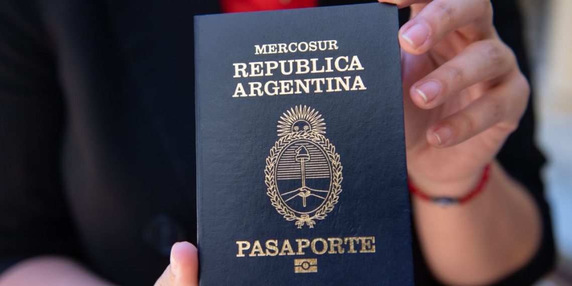 Pasaporte argentino: cuánto cuesta sacarlo, cómo pedir turno y el guiño del embajador de EE.UU. para ingresar sin VISA