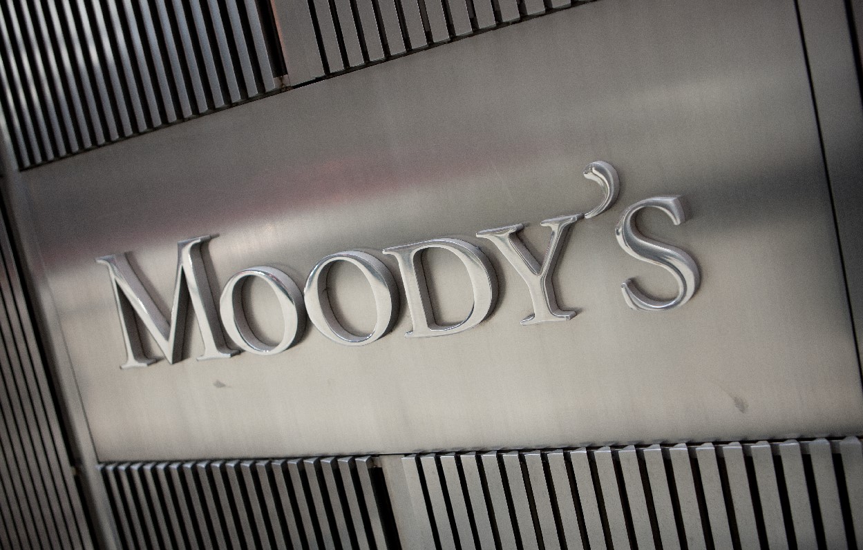 Riesgo país de Argentina es más alto que lo que indicaría su calificación, dice jefa global de Moody’s