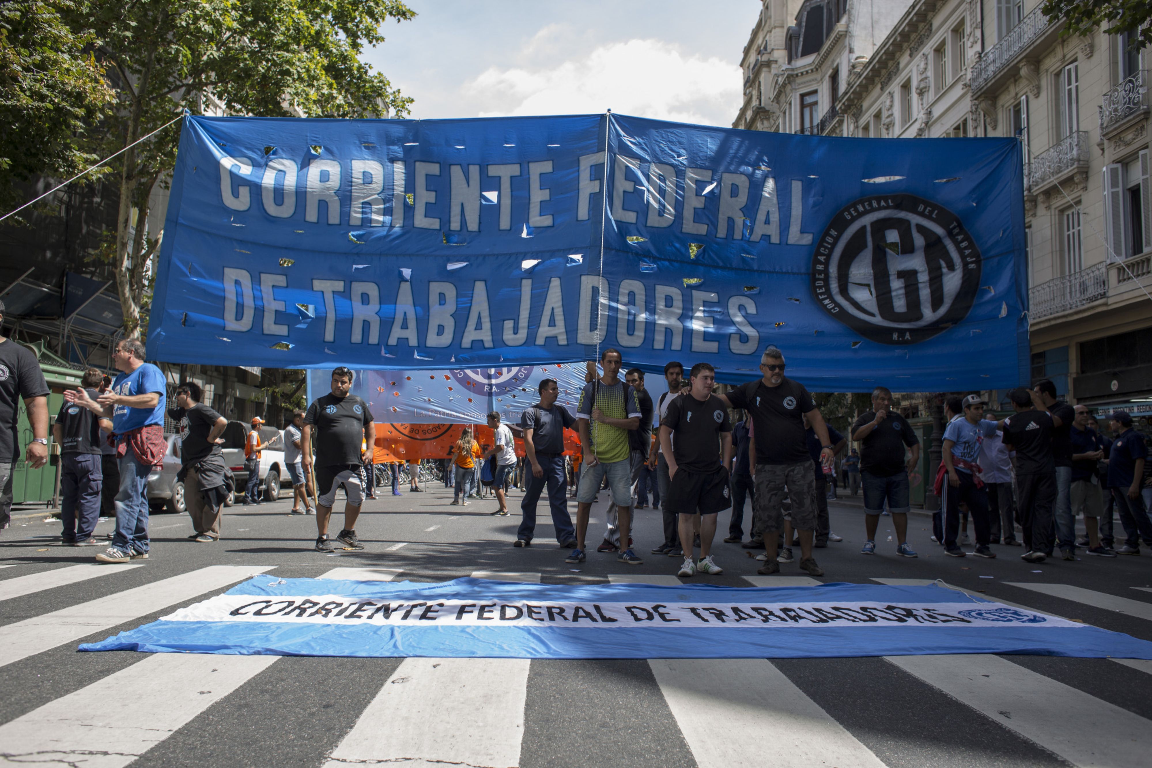 Desde la CGT le respondieron a Máximo Kirchner y criticaron a Milei por la apertura importadora