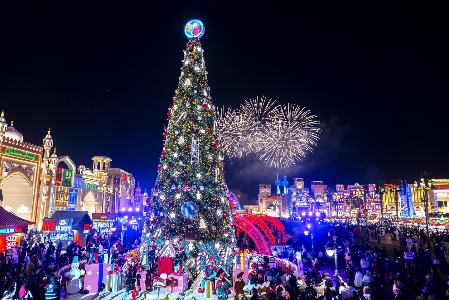 Bomberos De Santa Monica California Montan Un Camión De Bomberos Durante El  Desfile De Navidad. Fotografía editorial - Imagen de calle, rojo: 211735212, image size:1440x962
