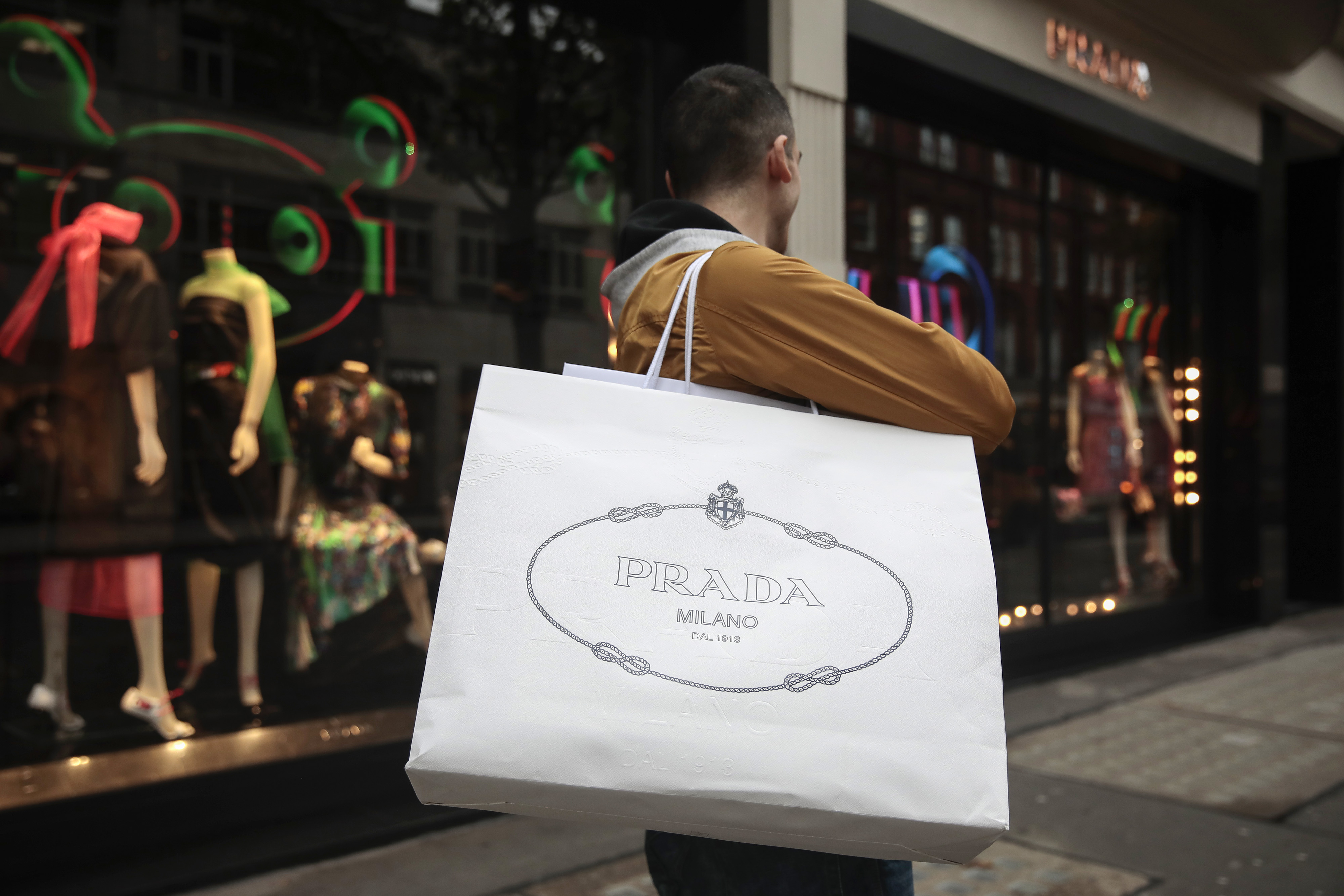 De Prada a Richemont: cinco marcas de luxo para investir em 2026, segundo o JPMorgan