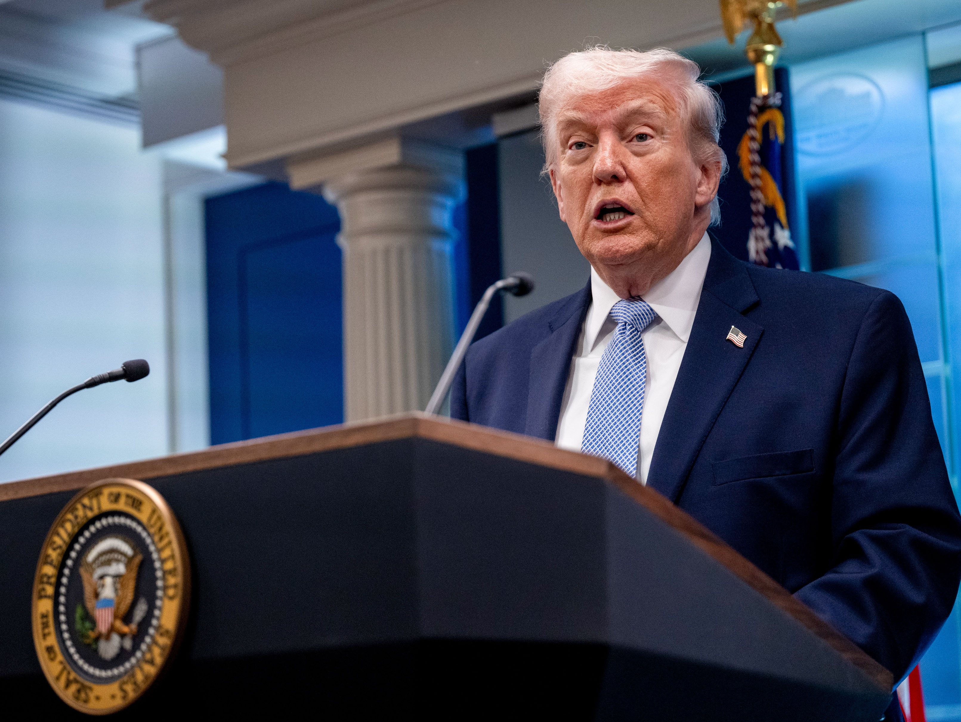 Ibovespa cai e dólar sobe a R$ 5,03 após bloqueio de Trump no Estreito de Ormuz