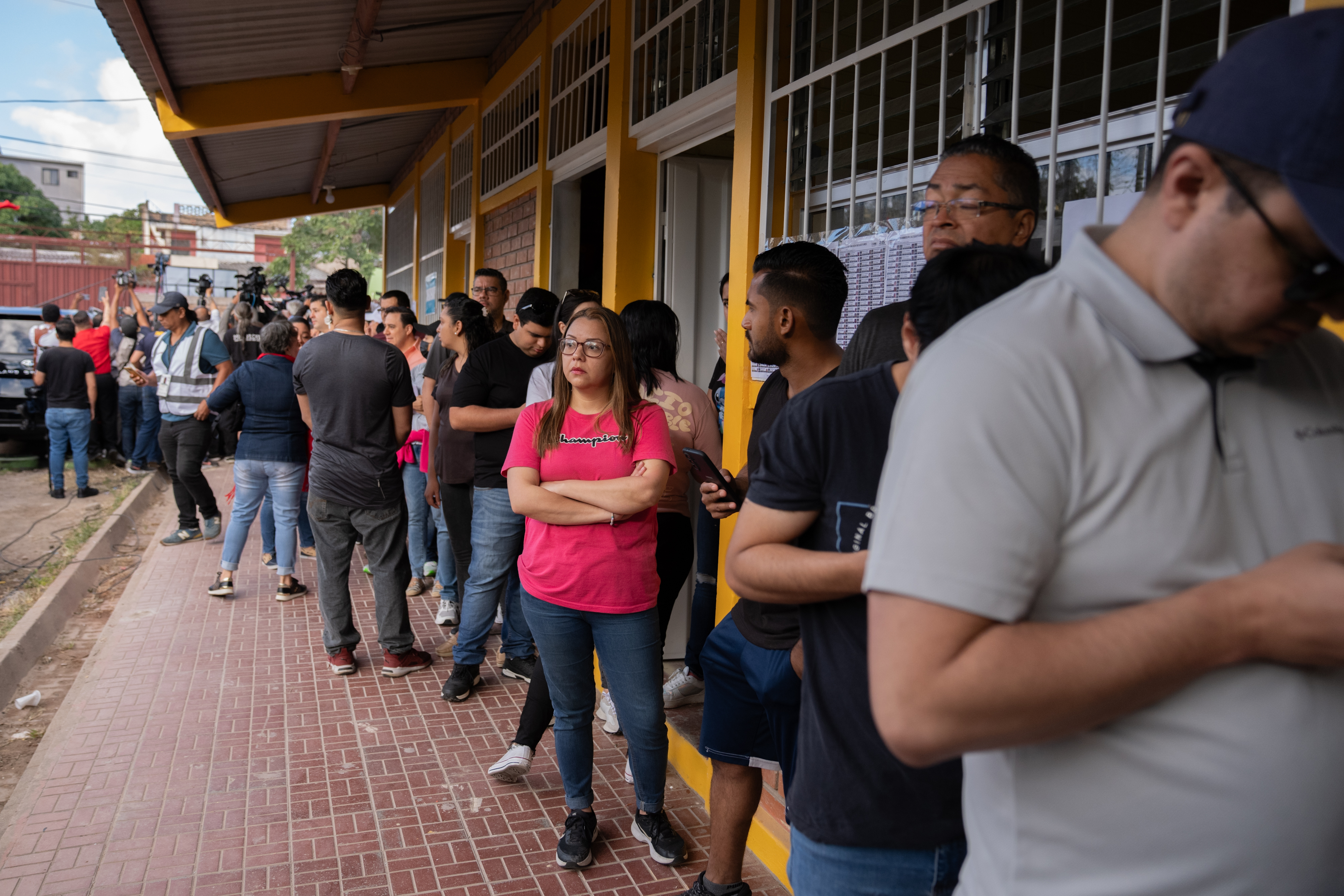 Fila para emitir el voto en un centro de votación durante las elecciones presidenciales en Tegucigalpa, Honduras, el domingo 30 de noviembre de 2025.