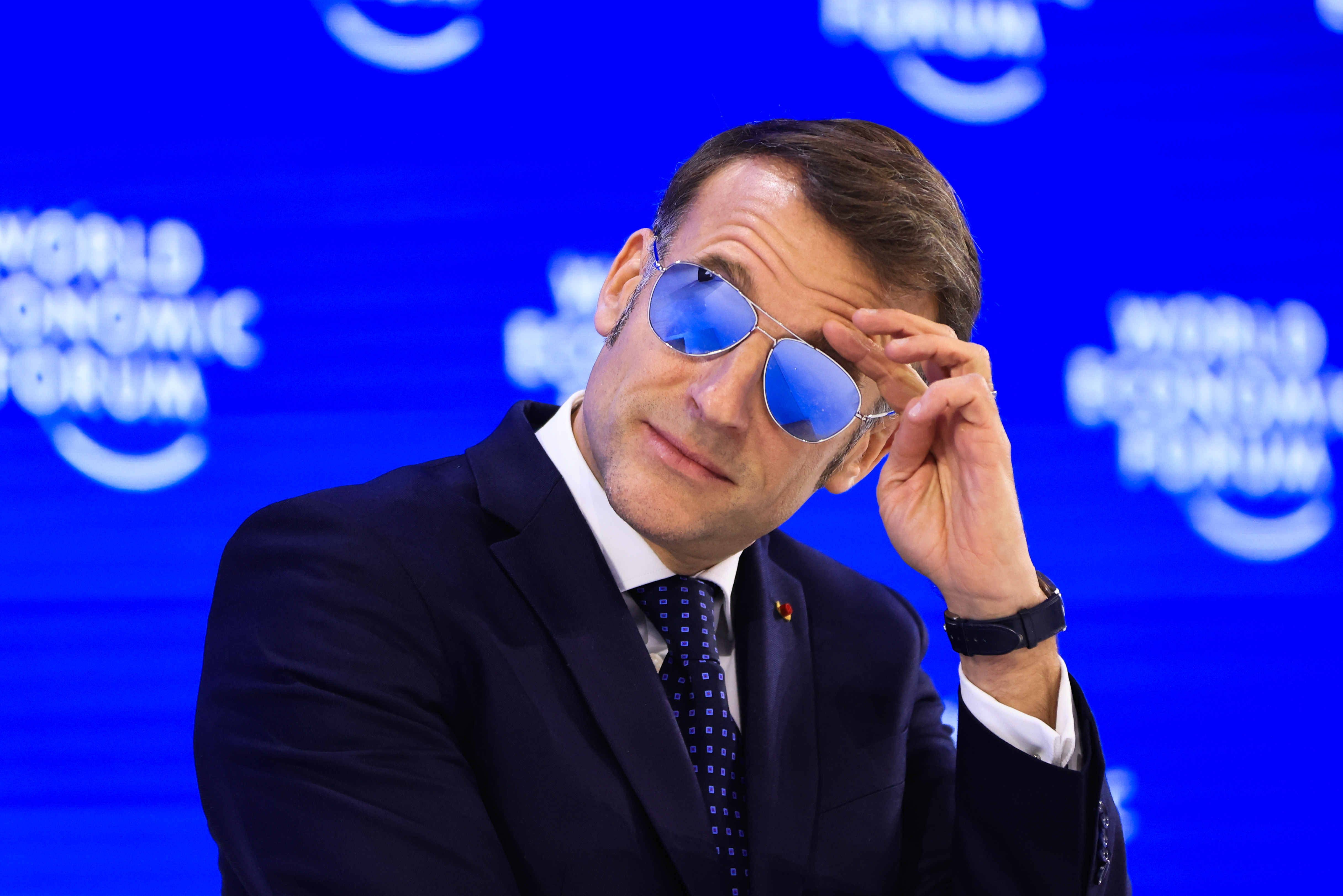 ¿Cuánto cuestan los lentes Henry Jullien que usó el presidente Emmanuel Macron en Davos?