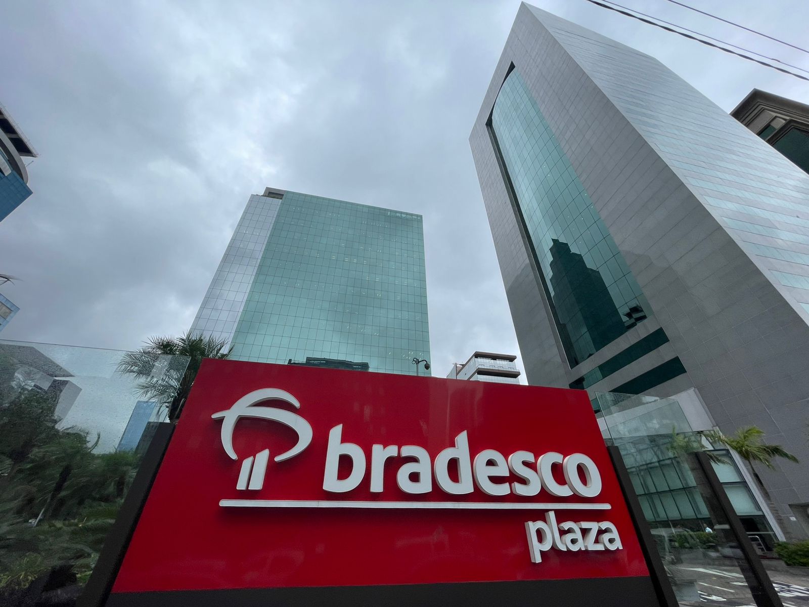 Bradesco prevê mais dois cortes da Selic em 2026 e fim do ciclo em meados de 2027
