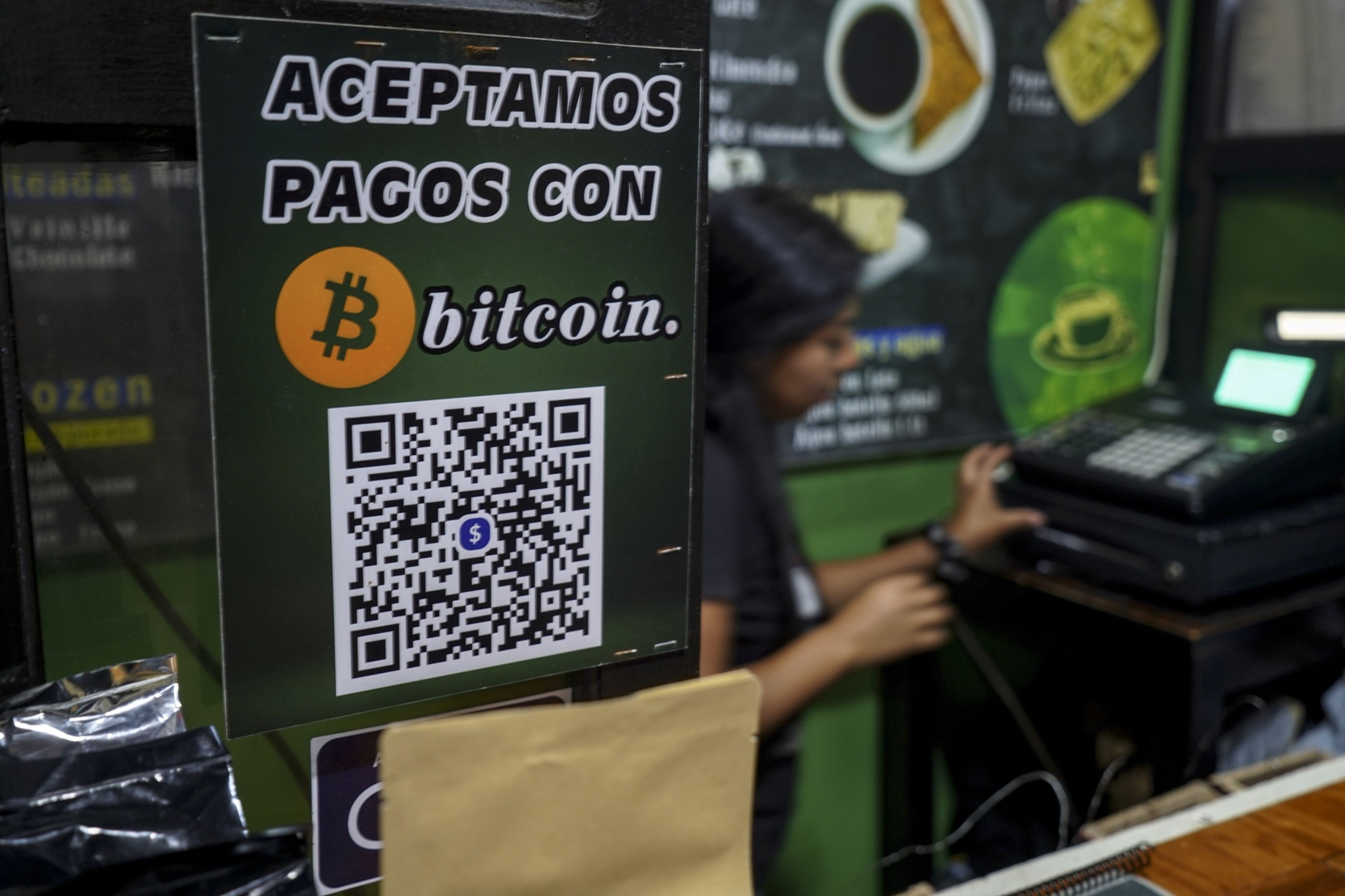 Remesas en bitcoin bajan 6% el tercer trimestre en El Salvador