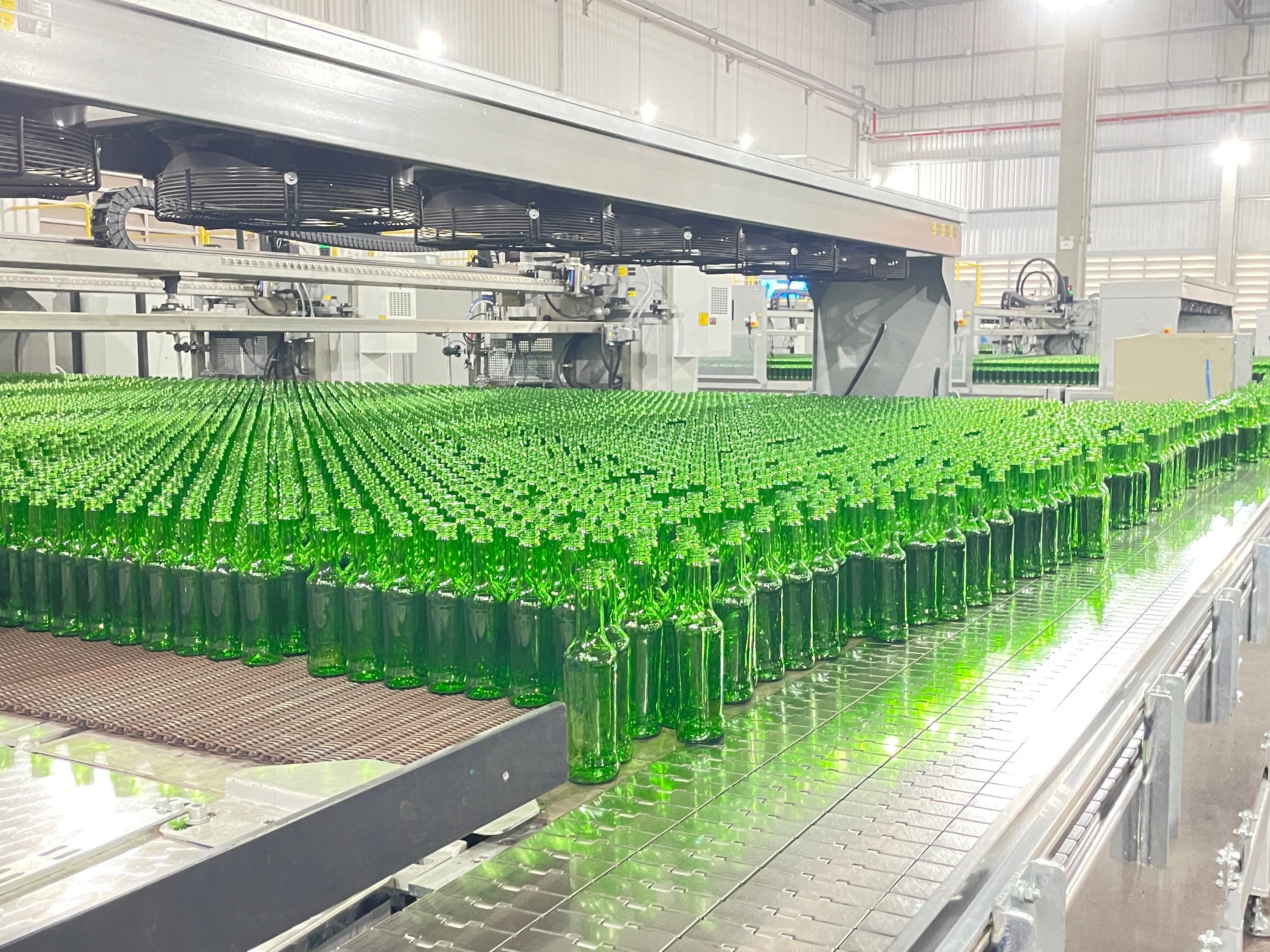 Ambev inaugura fábrica de vidro de R$ 1 bi no Paraná com foco em cerveja premium