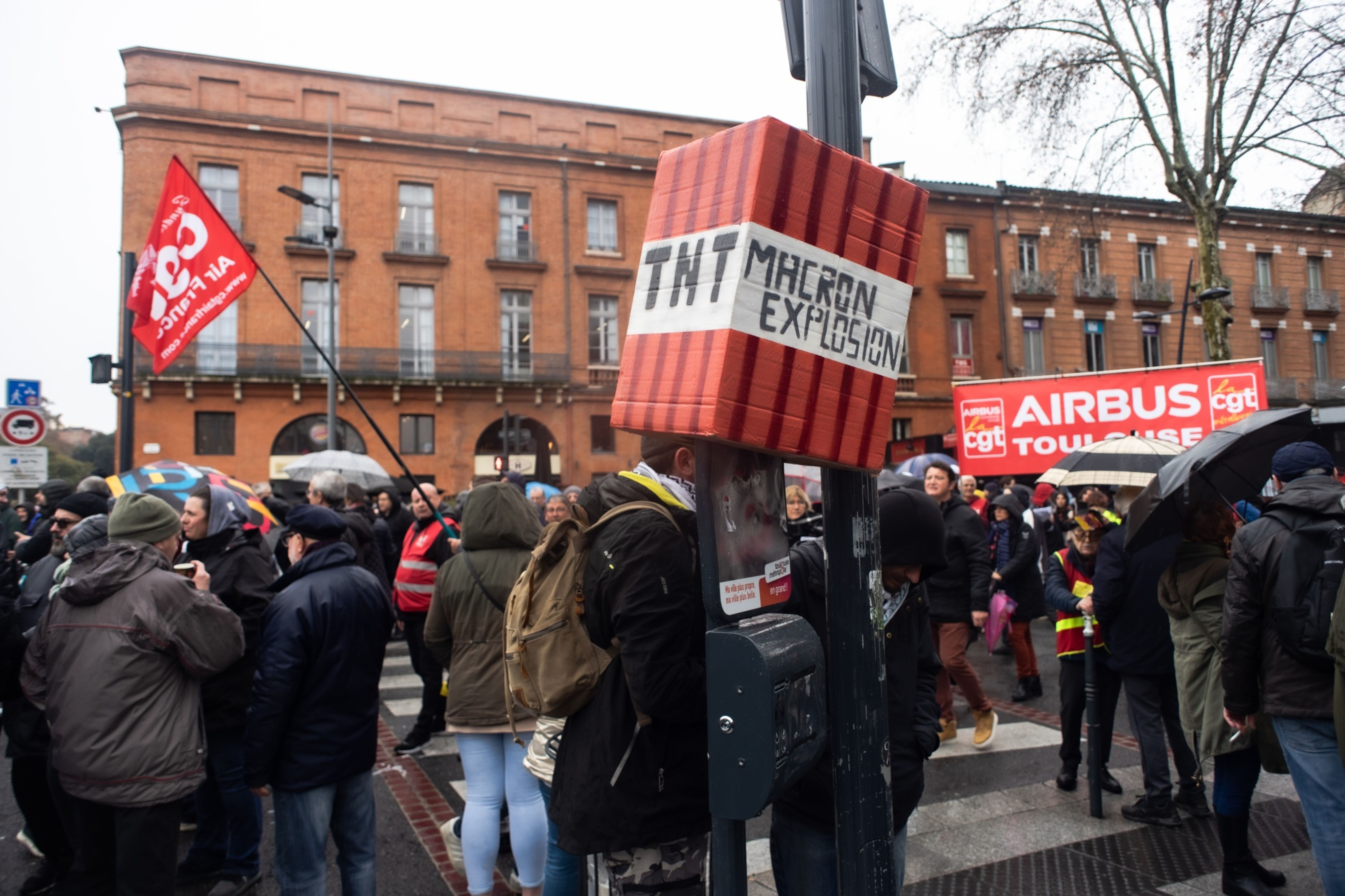 BREAKING NEWS: Manifestantes en París asaltan sede de la dueña de Louis  Vuitton 