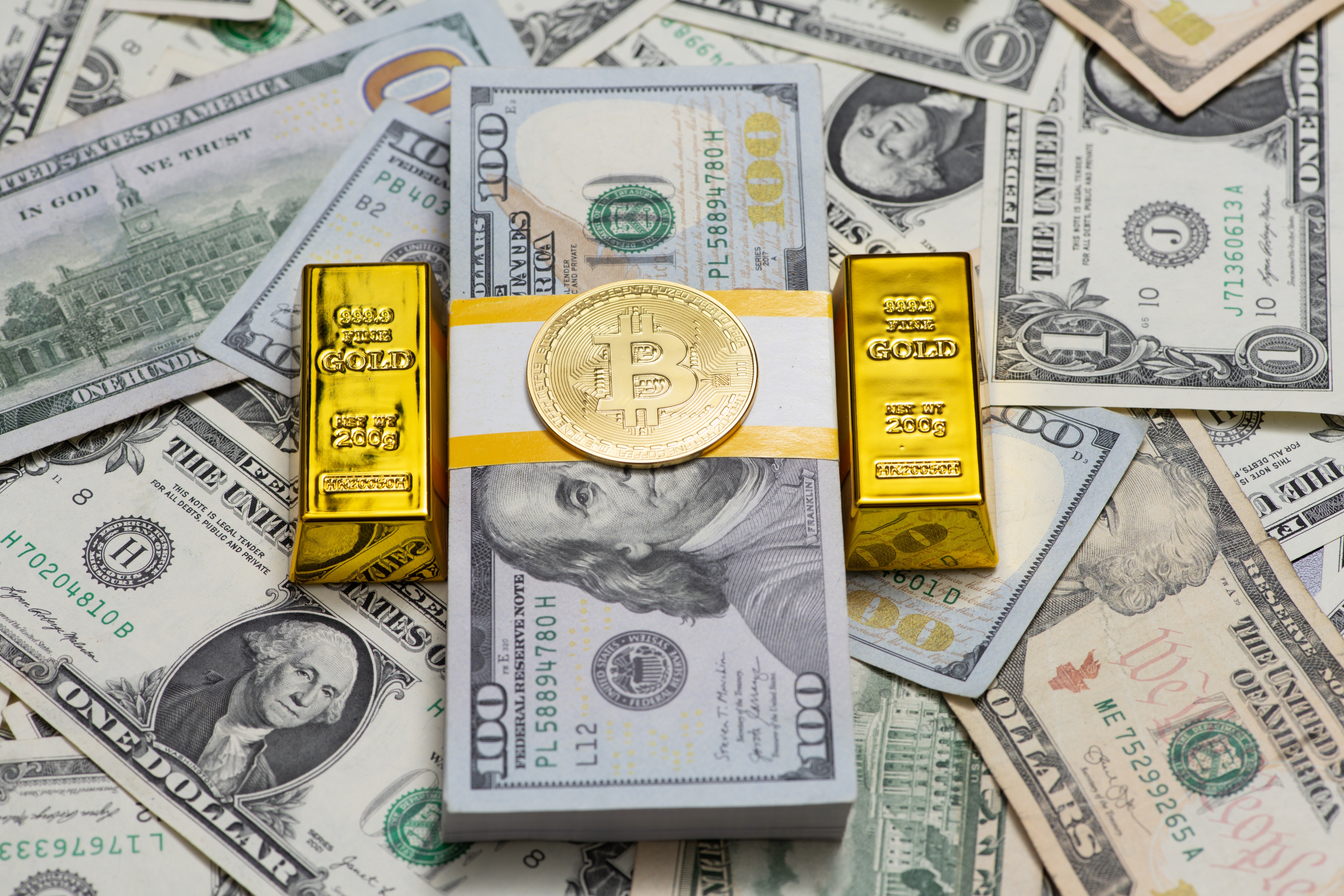 Oro vs. bitcoin: cuánto tener de cada uno y qué riesgos considerar en un portafolio de inversión