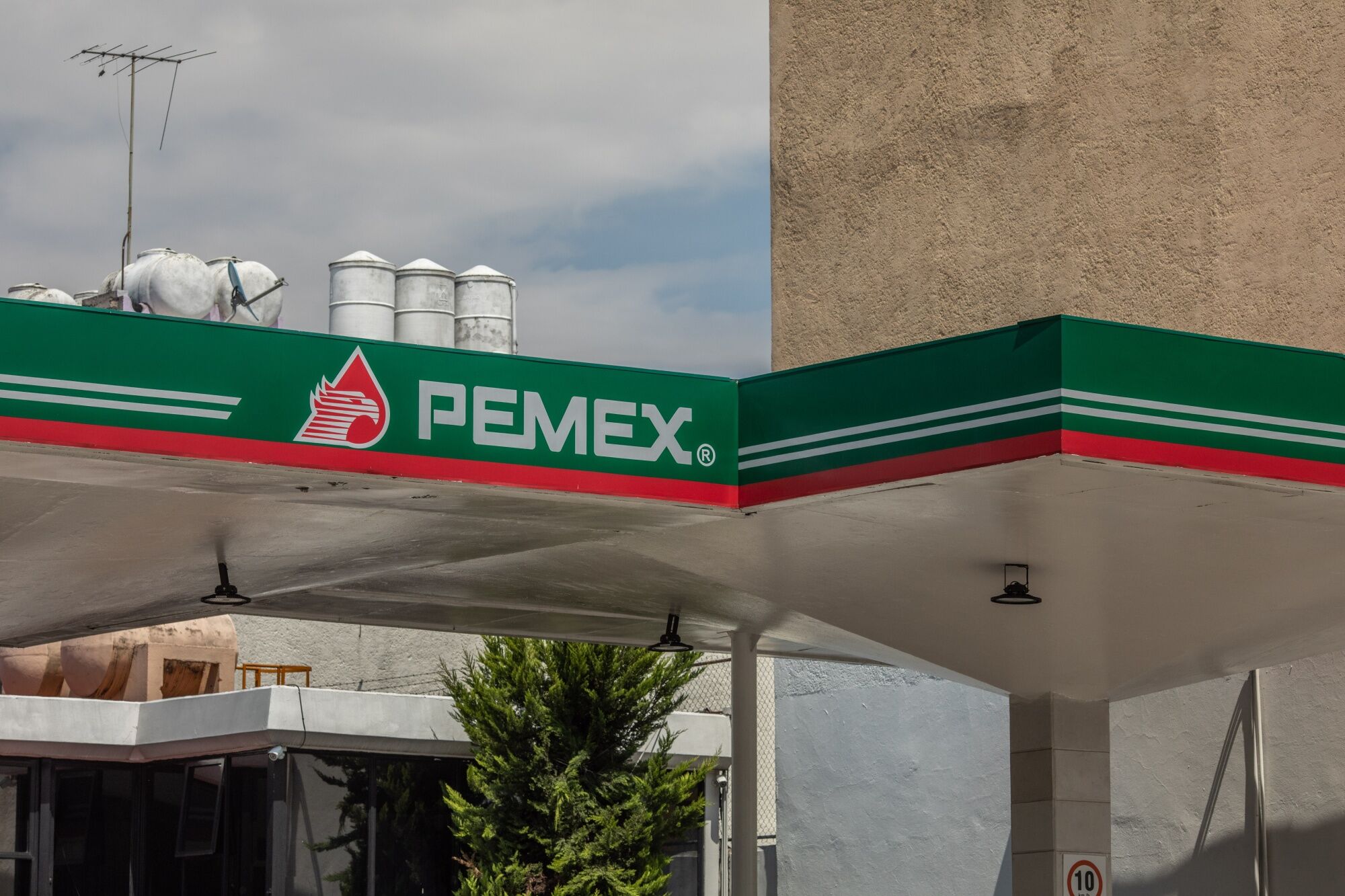 México aumenta subsidio a la gasolina regular mientras EE.UU. e Irán se acercan a un acuerdo de paz