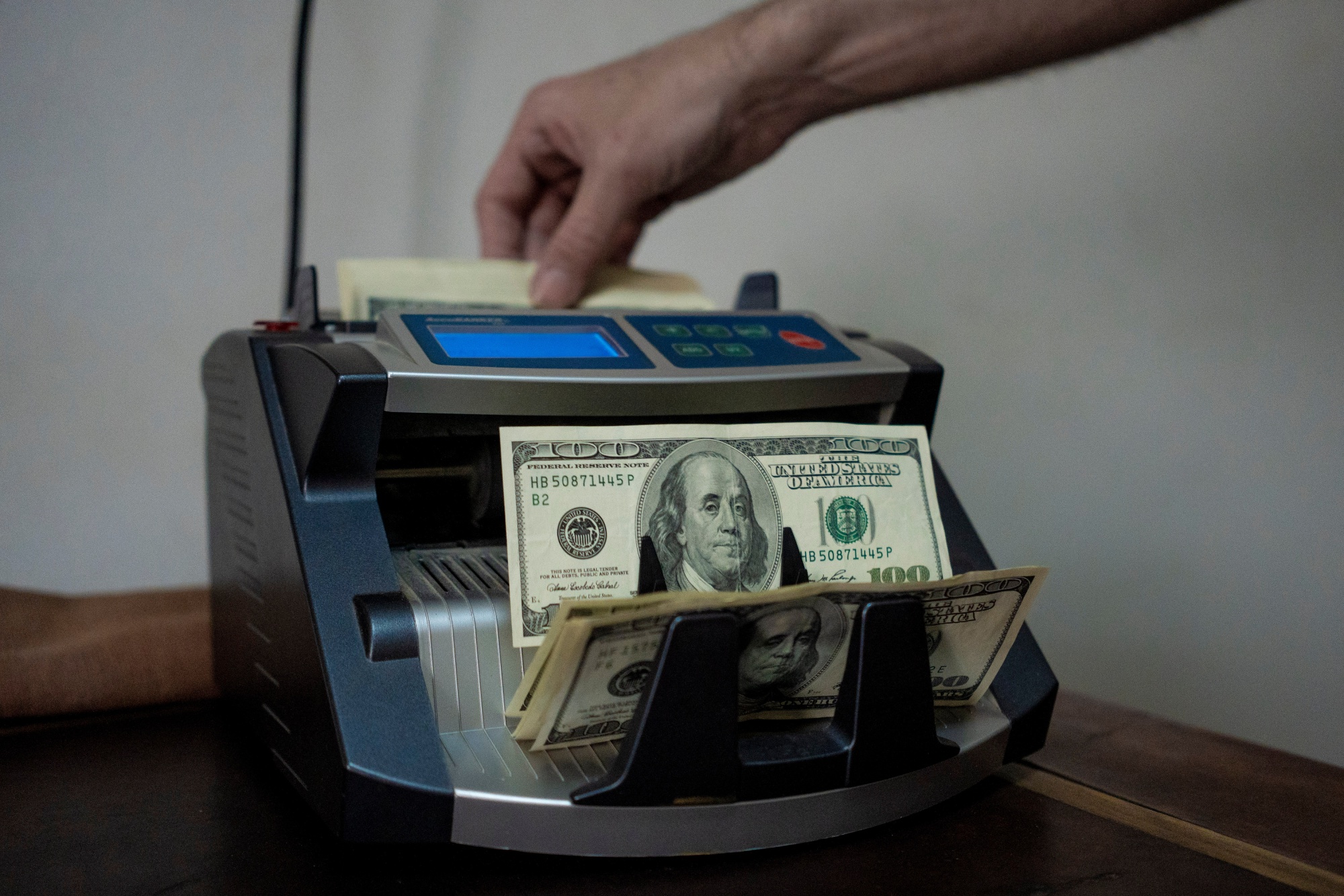 Bancos argentinos prestan seis de cada 10 dólares que reciben, pero el Gobierno busca que sean más Bancos argentinos prestan seis de cada 10 dólares que reciben, pero el Gobierno busca que sean más