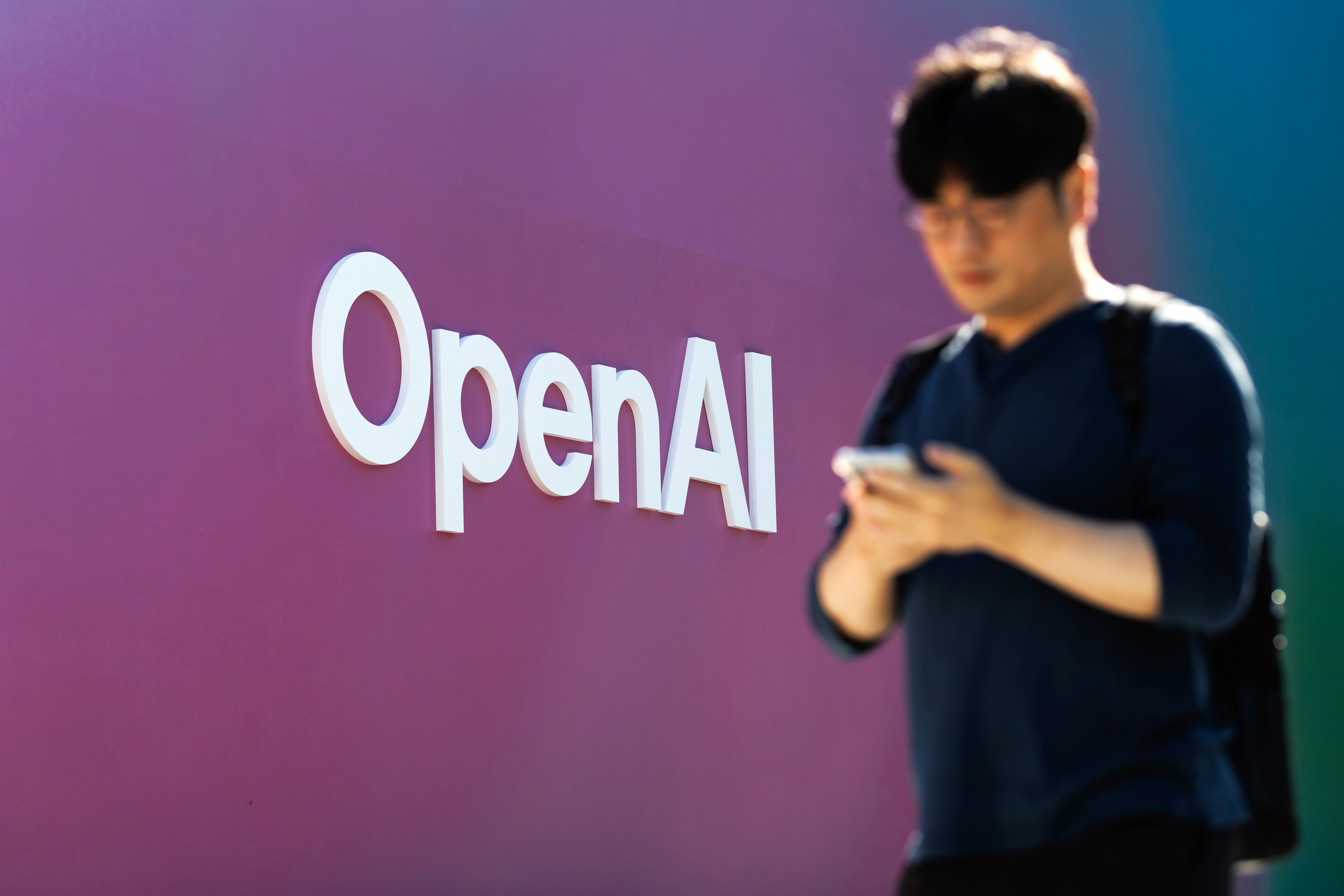OpenAI atinge US$ 1 bilhão em receita anualizada com anúncios e amplia operação OpenAI atinge US$ 1 bilhão em receita anualizada com anúncios e amplia operação