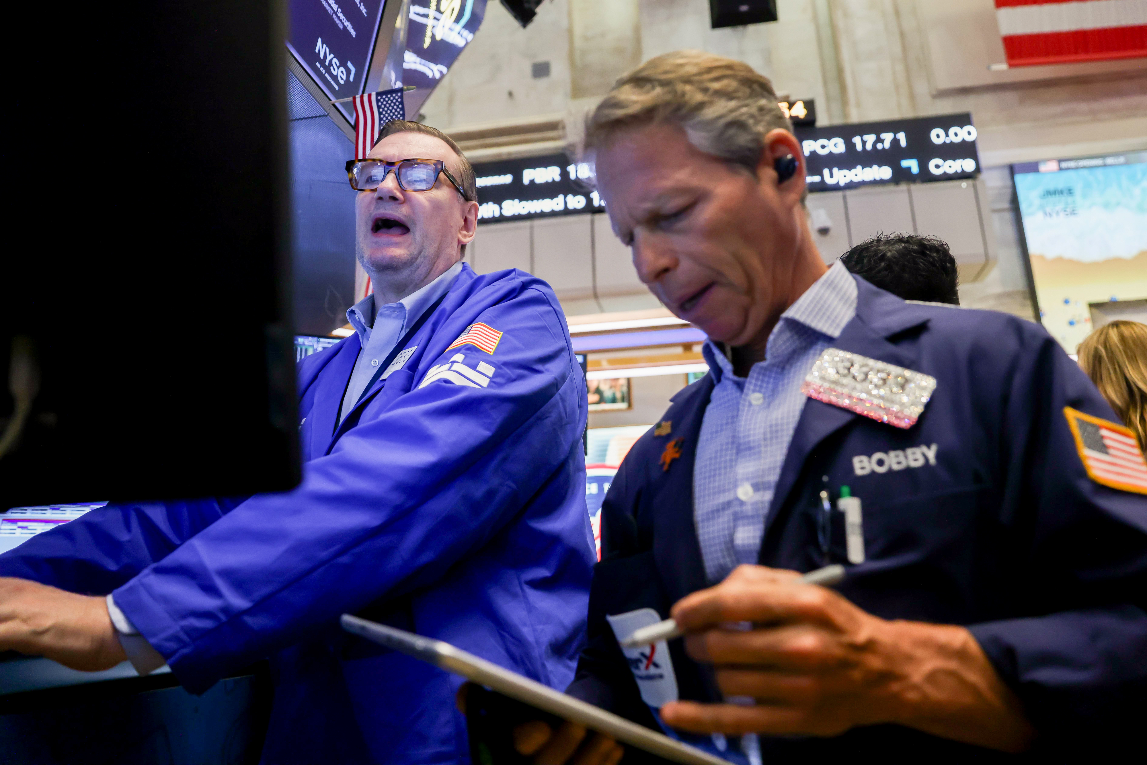Wall Street reacciona a Warsh: el dólar repunta, mientras el oro y el S&P 500 caen tras Jackson Hole