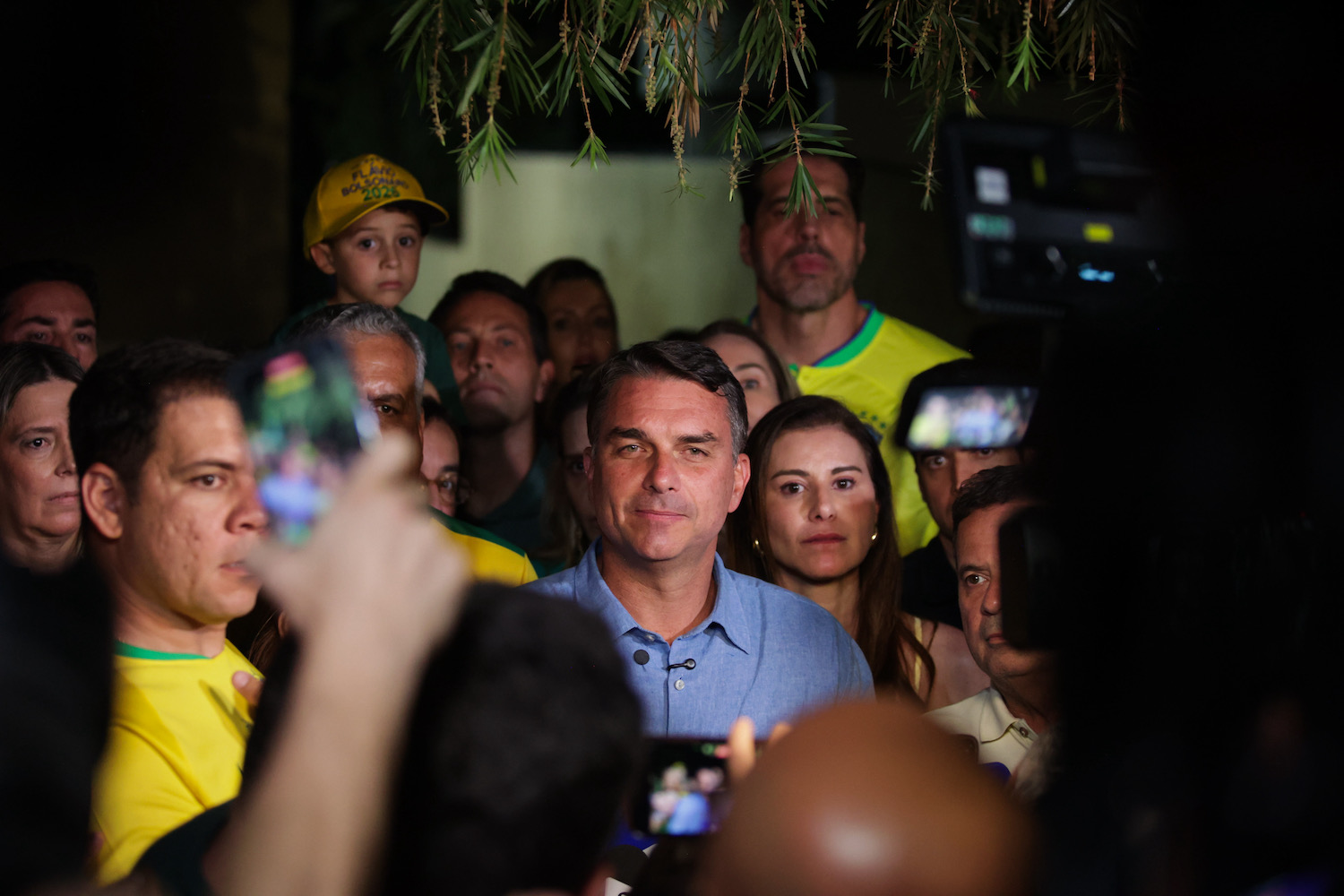 Eurasia eleva de 45% para 70% a chance de vitória de Flávio Bolsonaro no segundo turno