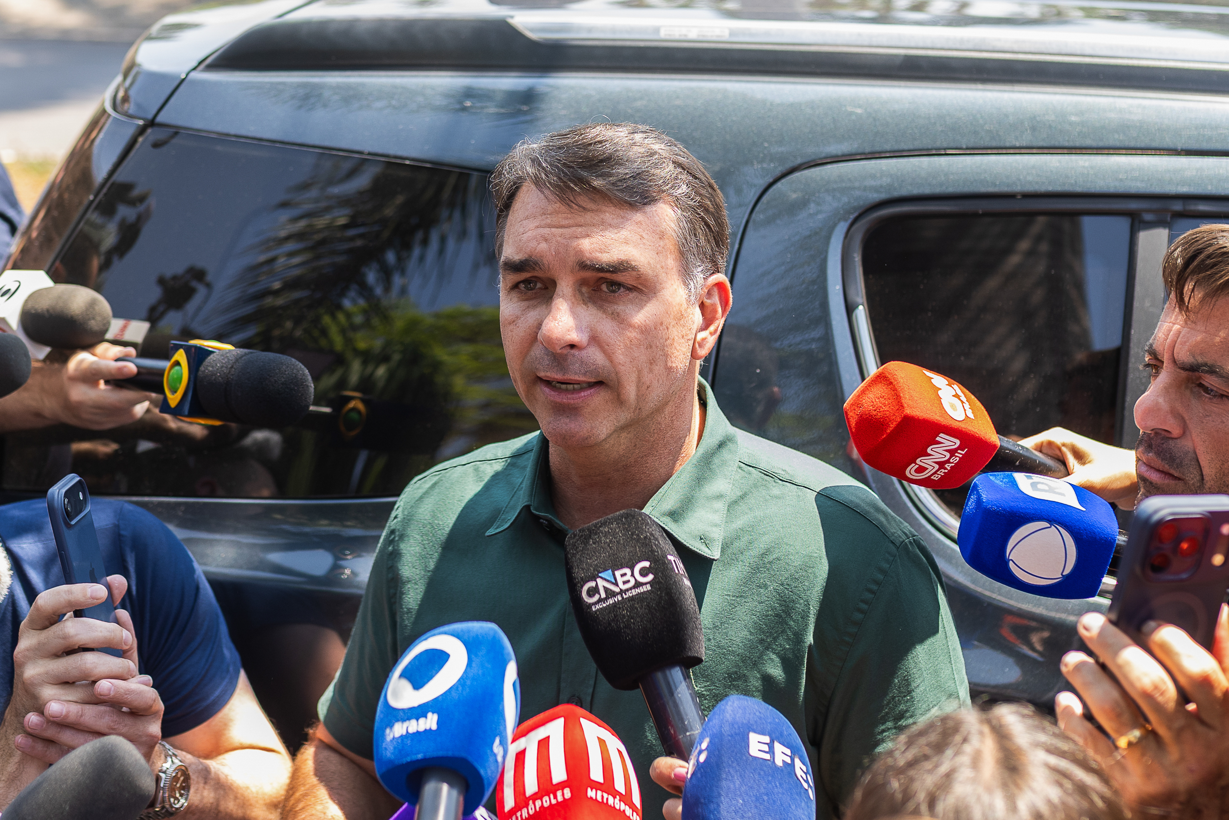 Flávio diz que vai pedir cassação de Lula e que PF o intimou a entregar passaporte Flávio diz que vai pedir cassação de Lula e que PF o intimou a entregar passaporte