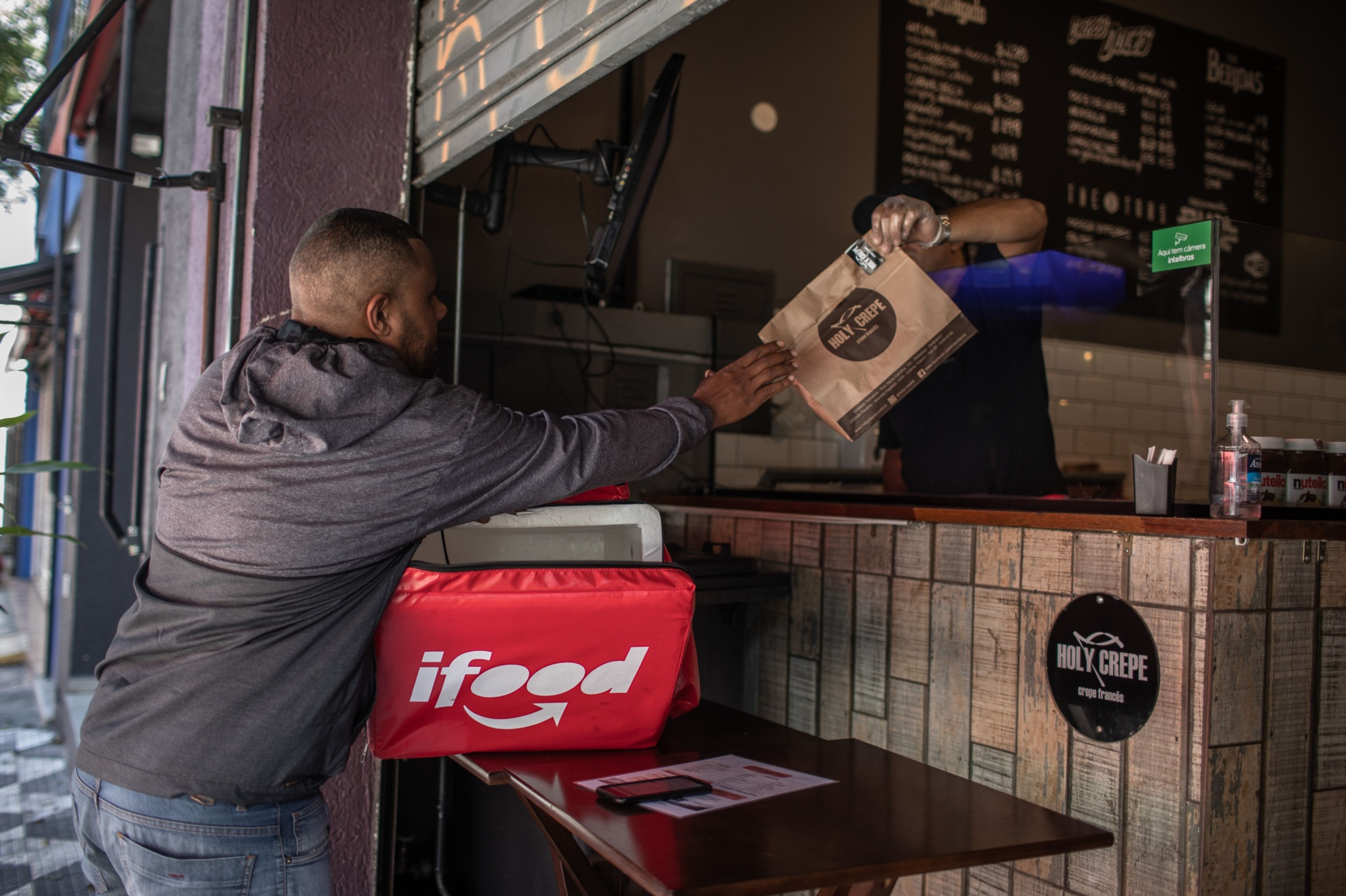 Cade usa casos globais para mapear riscos à concorrência no delivery brasileiro