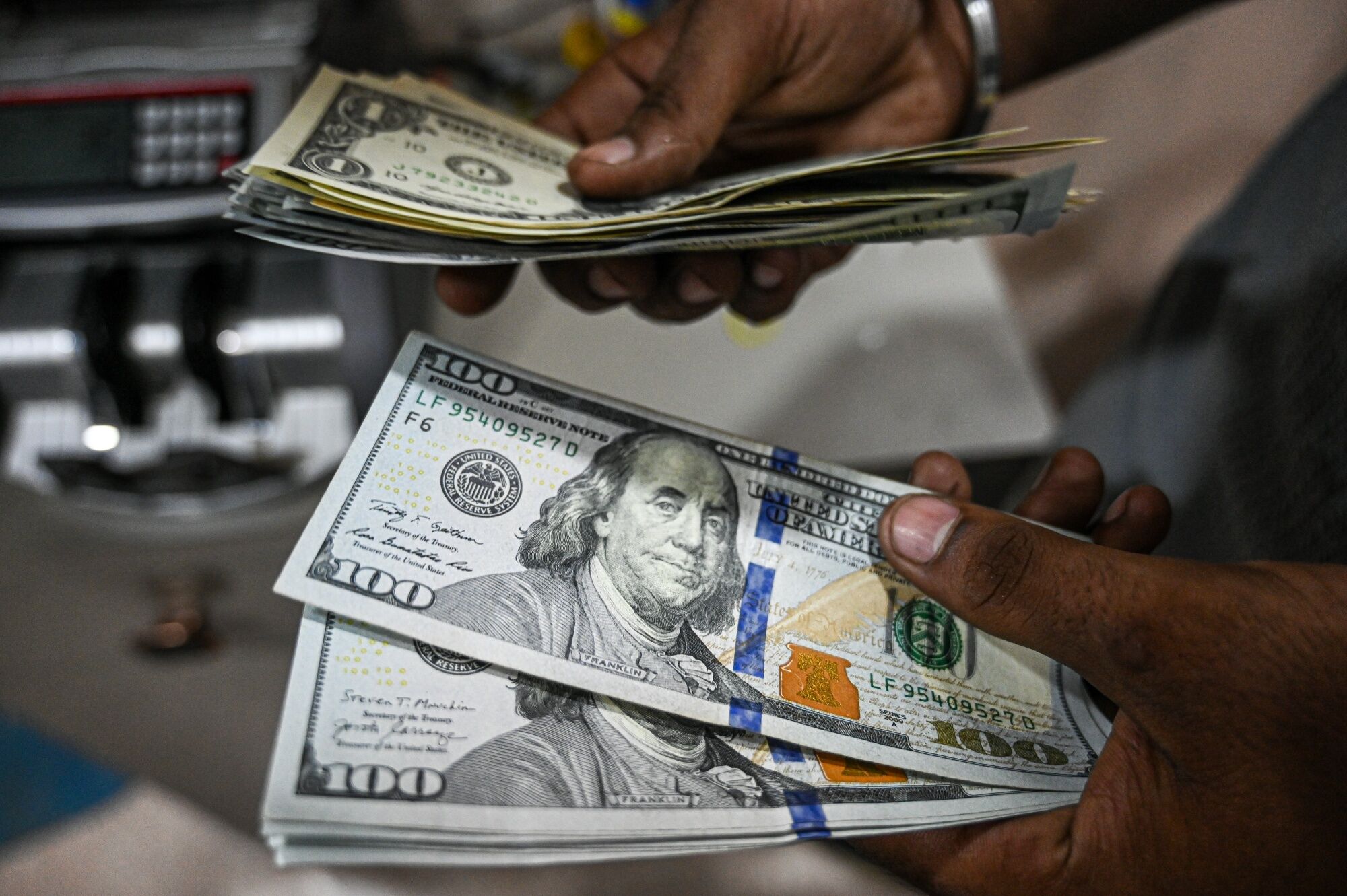 El dólar se fortalece y dos monedas de América Latina son las que más caen en el mundo