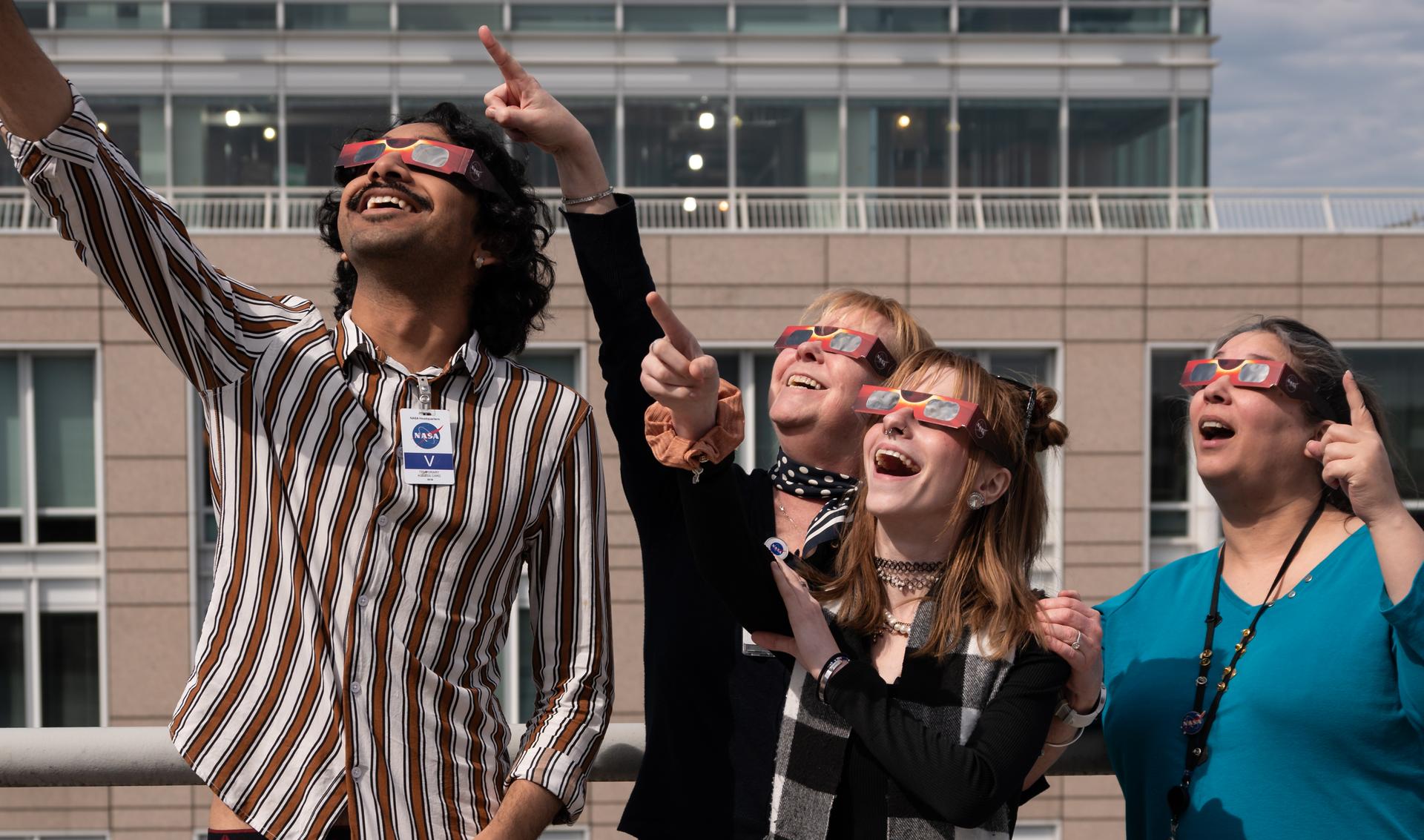 Lo que le pasará si ve el eclipse solar de hoy, 12 de agosto, sin gafas Lo que le pasará si ve el eclipse solar de hoy, 12 de agosto, sin gafas