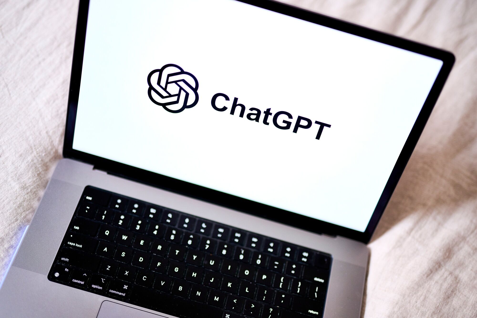 ¿ChatGPT guarda todo lo que escribes? Esto pasa con tus conversaciones y datos