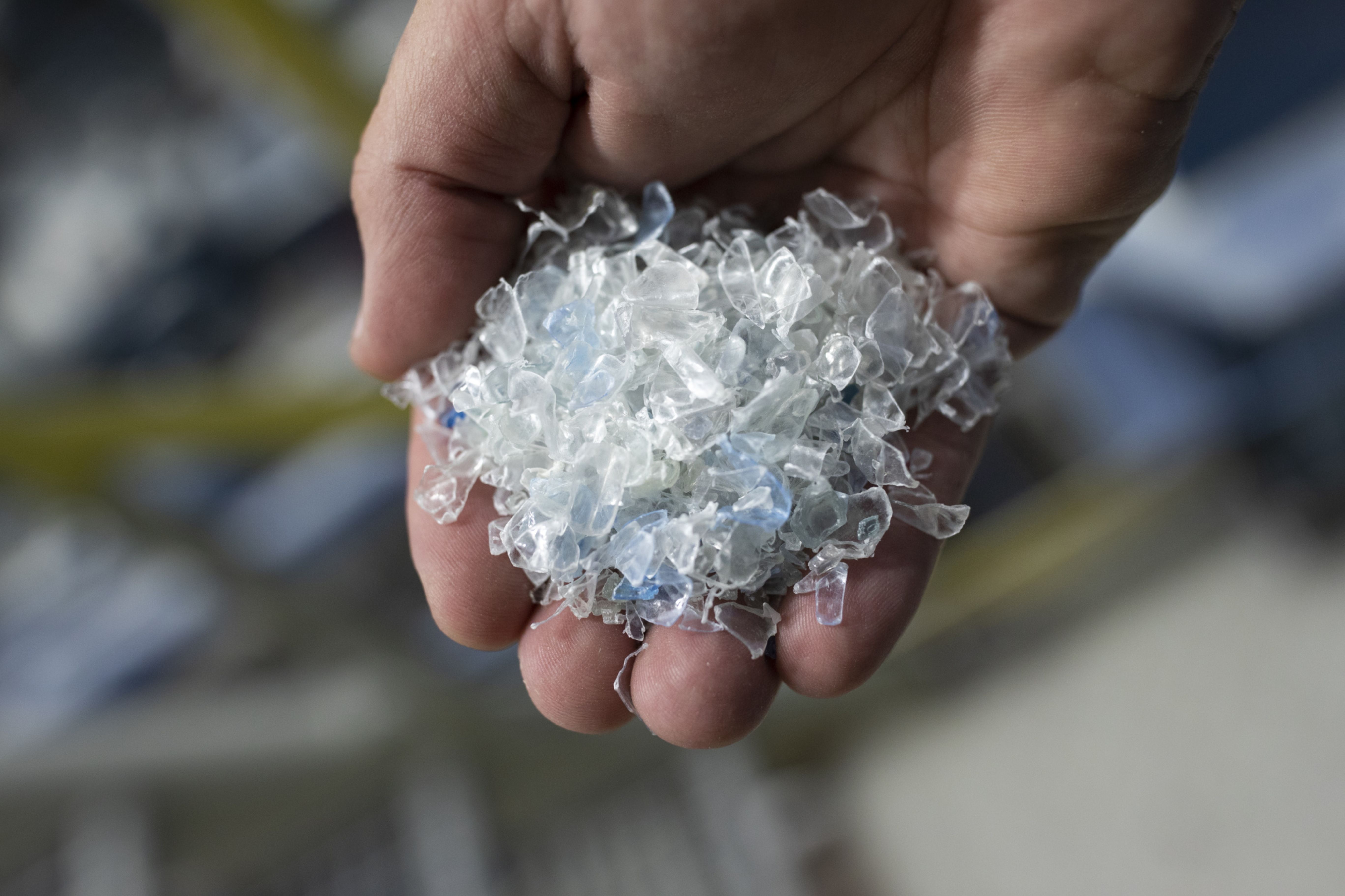 Fitch coloca a Orbia en grado de bono basura tras rebaja de Moody’s