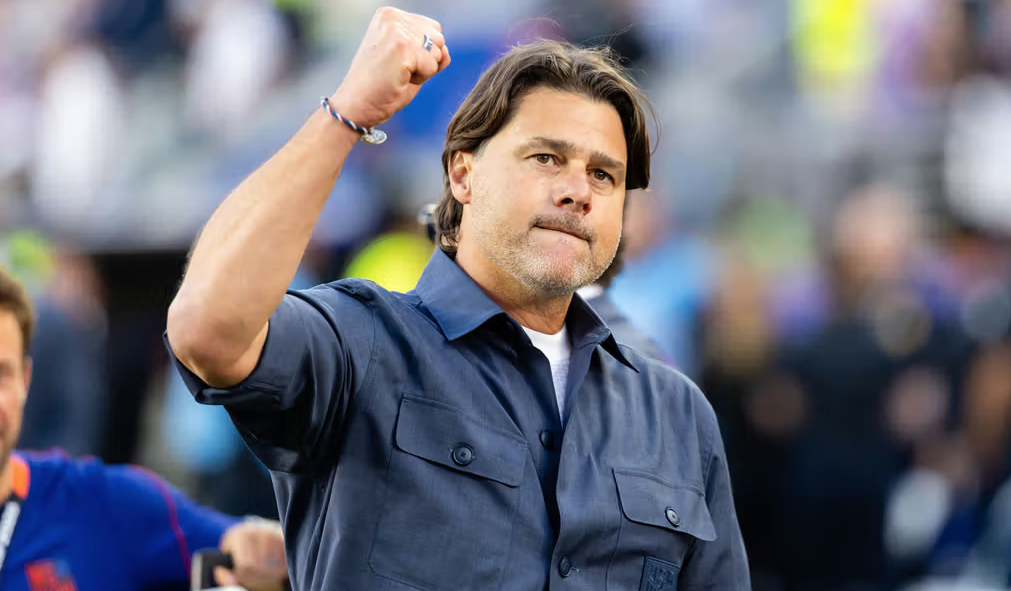 Camisa usada por técnico dos EUA se torna sucesso de vendas na Copa Camisa usada por técnico dos EUA se torna sucesso de vendas na Copa