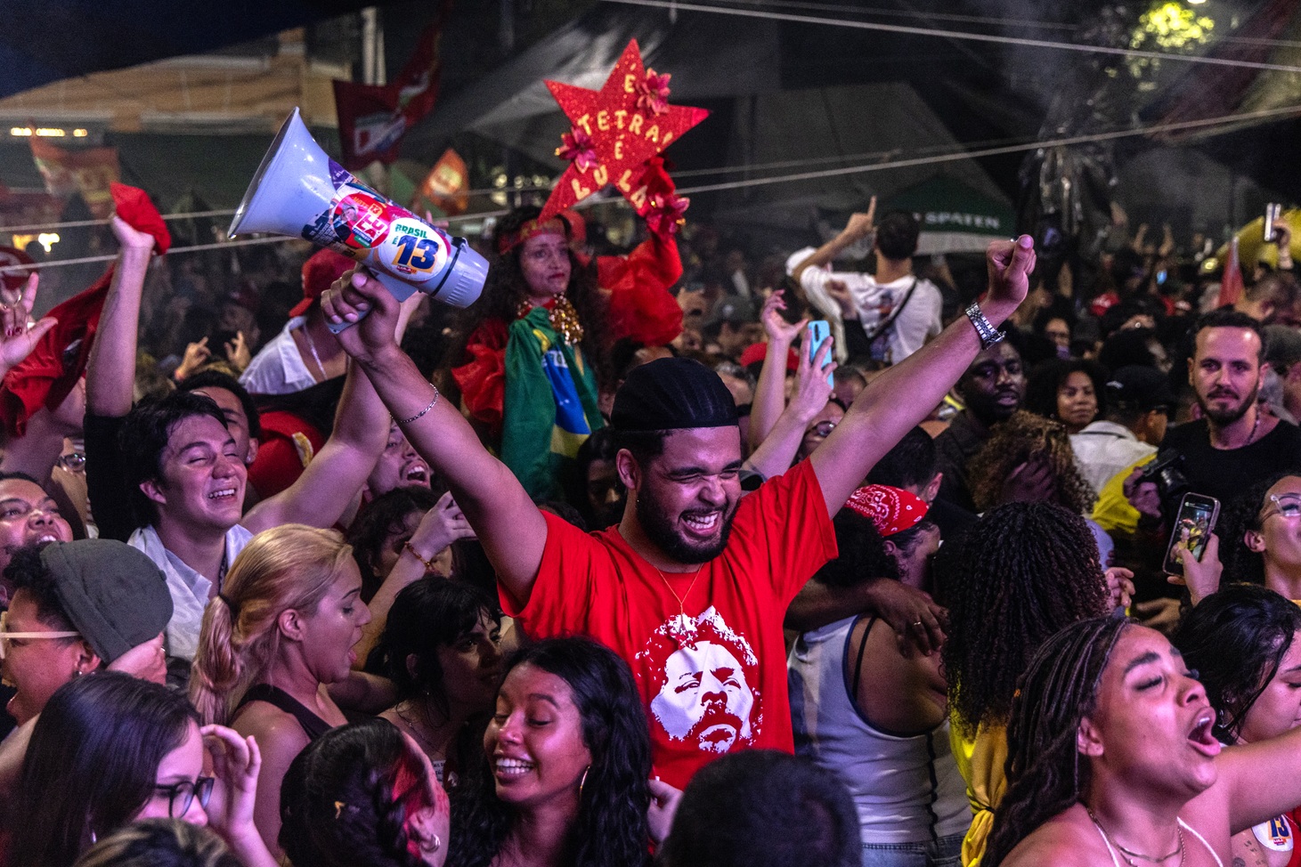 Reeleição de Lula faz do Brasil ‘bastião’ contra extrema-direita global, dizem analistas Reeleição de Lula faz do Brasil ‘bastião’ contra extrema-direita global, dizem analistas