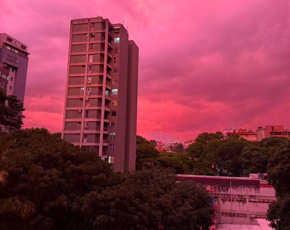 Expertos explican la razón del cielo rojo en Venezuela