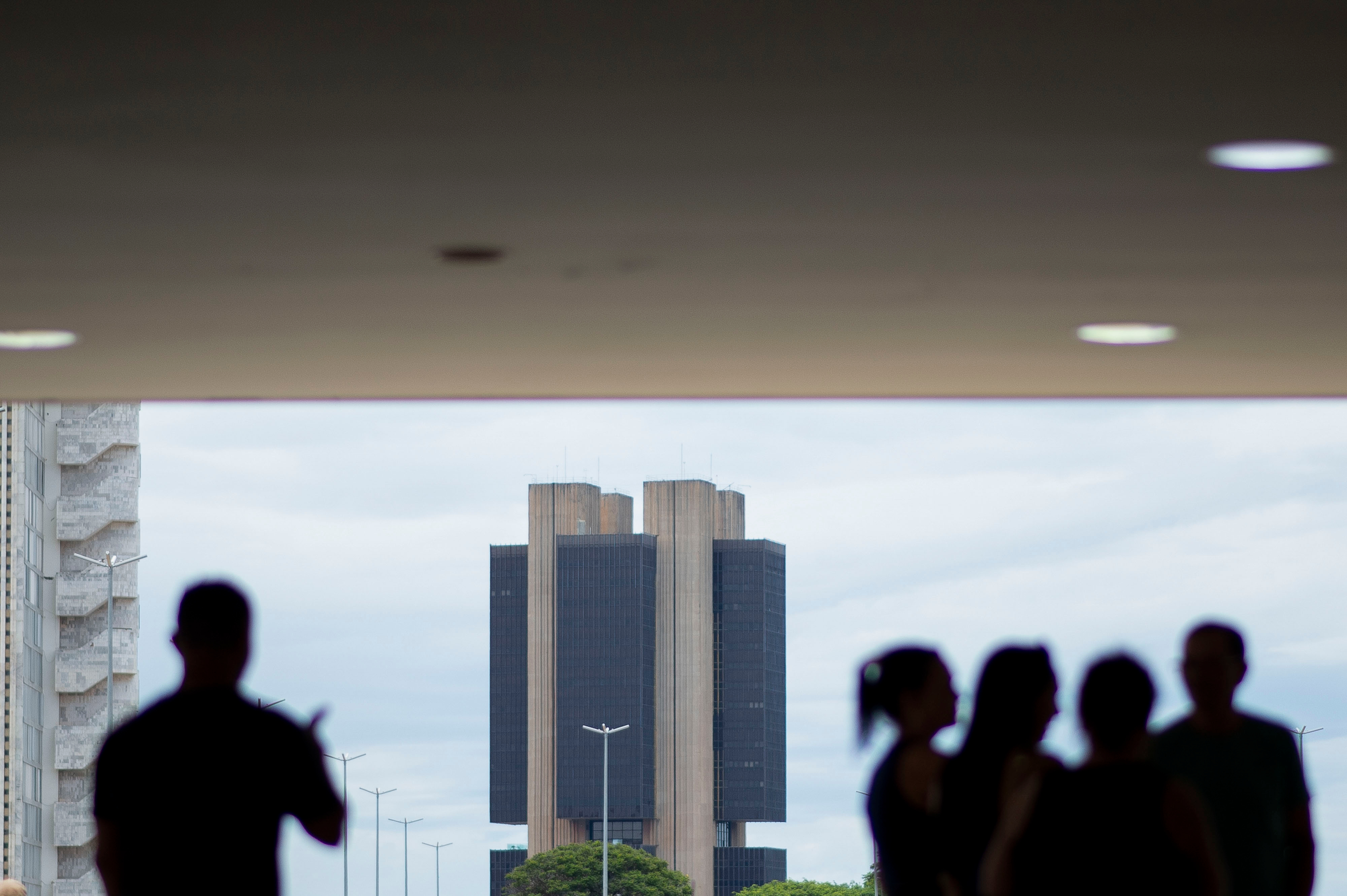 Bancos veem espaço menor para cortes da Selic e se dividem sobre o fim do ciclo Bancos veem espaço menor para cortes da Selic e se dividem sobre o fim do ciclo