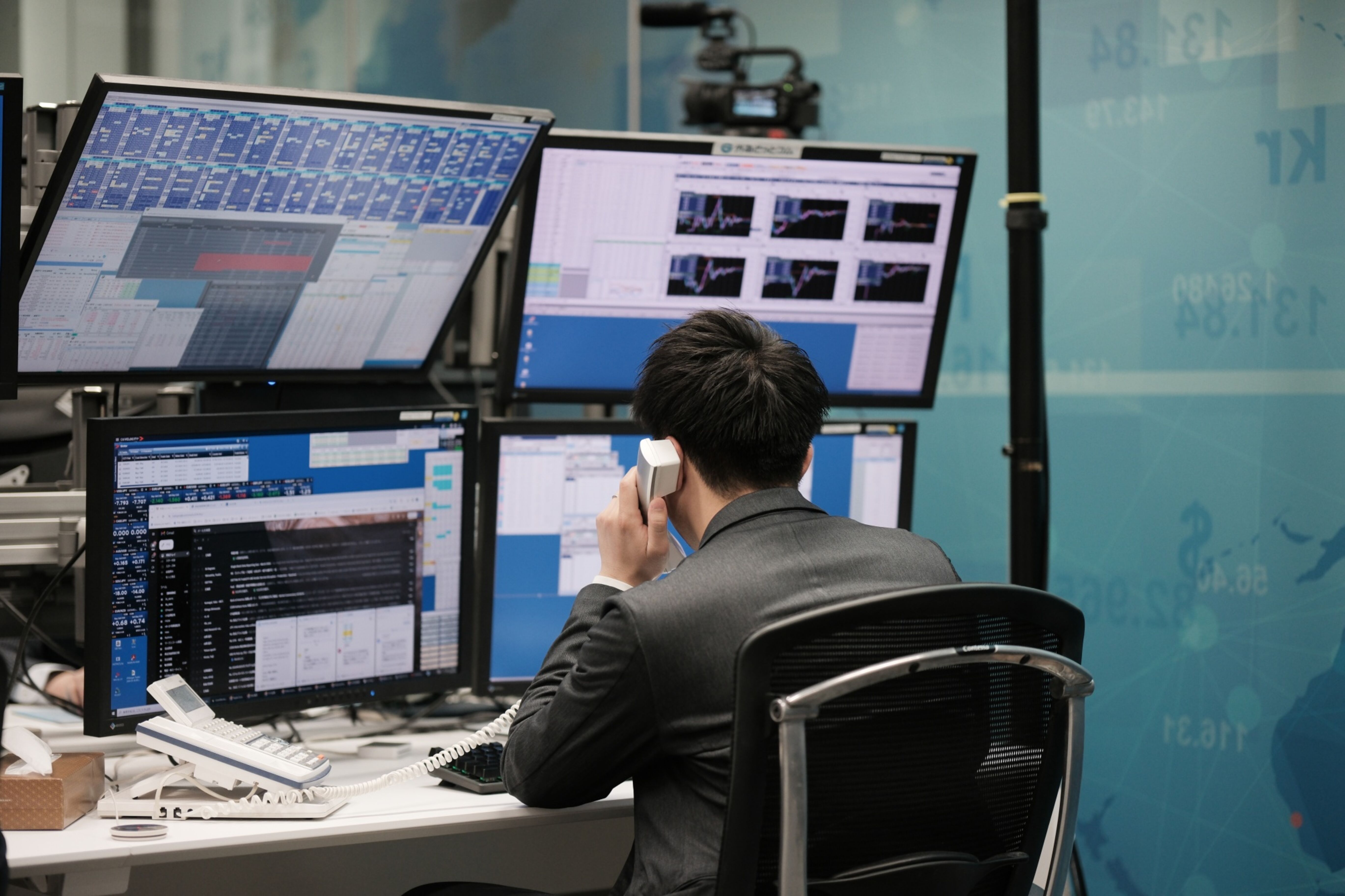 Tasas elevadas y elecciones en el horizonte: cómo invertir en Colombia en 2026 