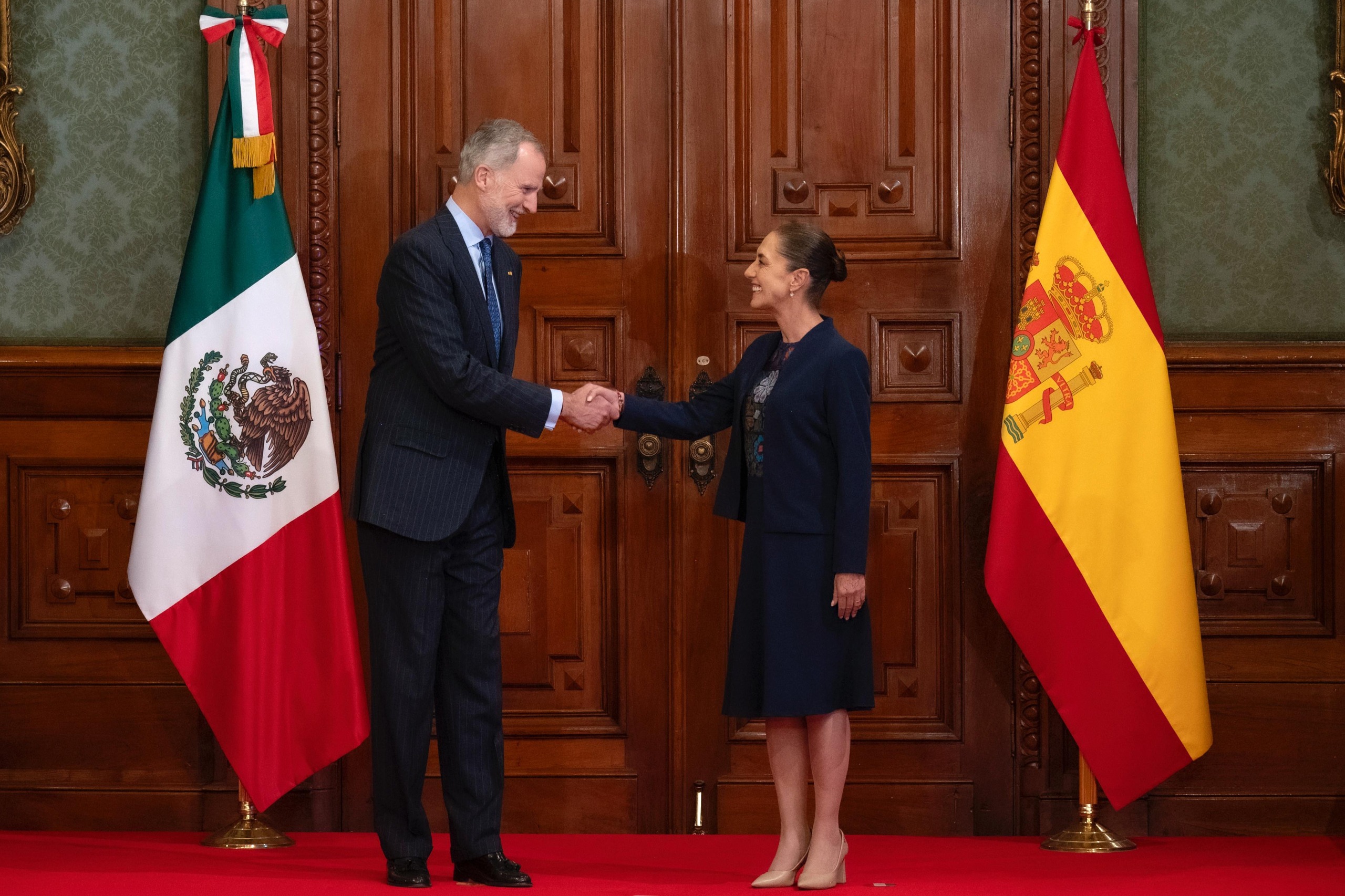 Sheinbaum estrecha la mano del Rey Felipe VI y cicatriza la herida de AMLO con España